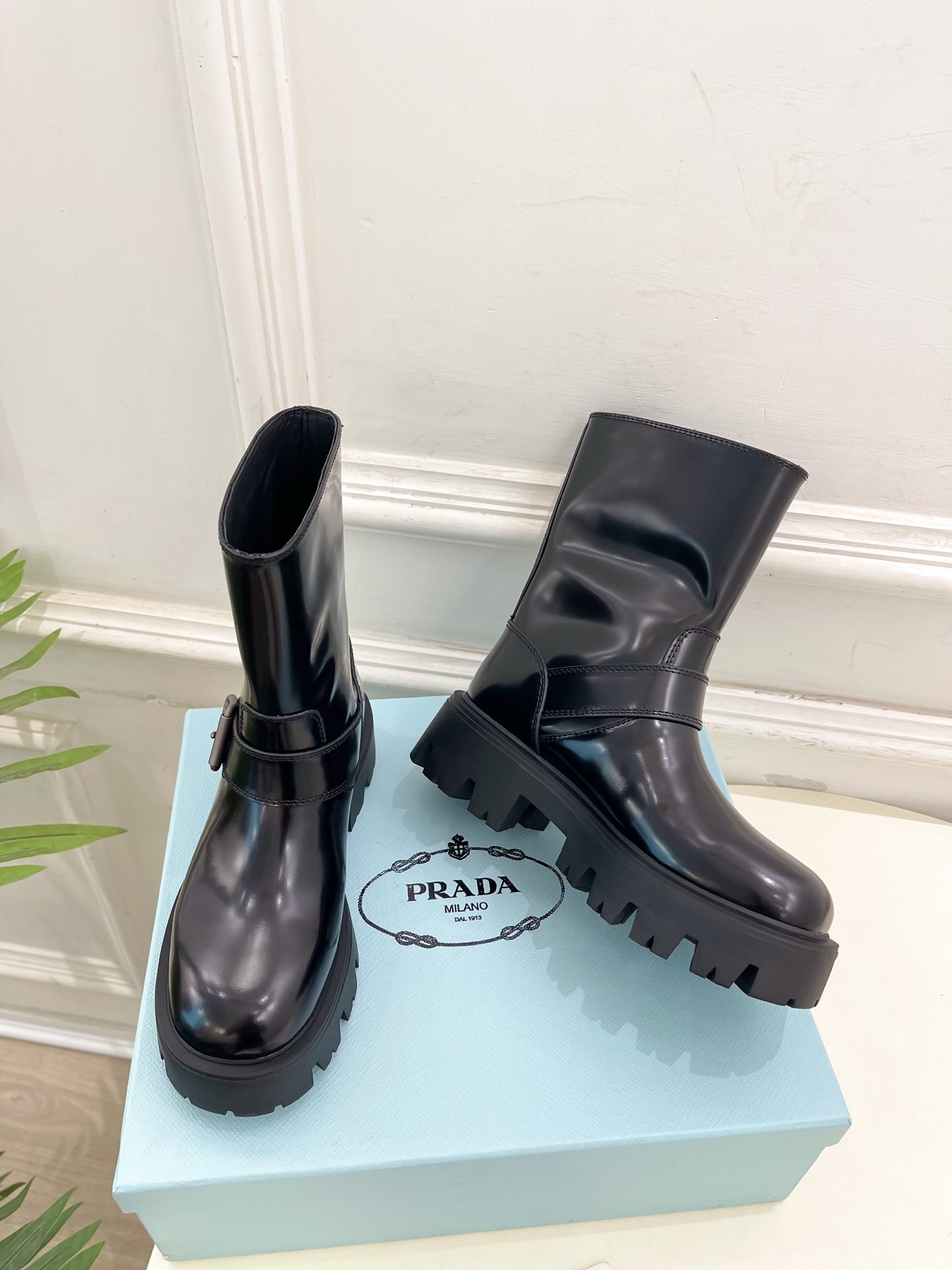 PRADA 普拉达 25𝐬𝐬 🌈2025秋冬新品 专柜走秀款 经典三角标一脚蹬厚底短靴系列〰◽鞋面：原版