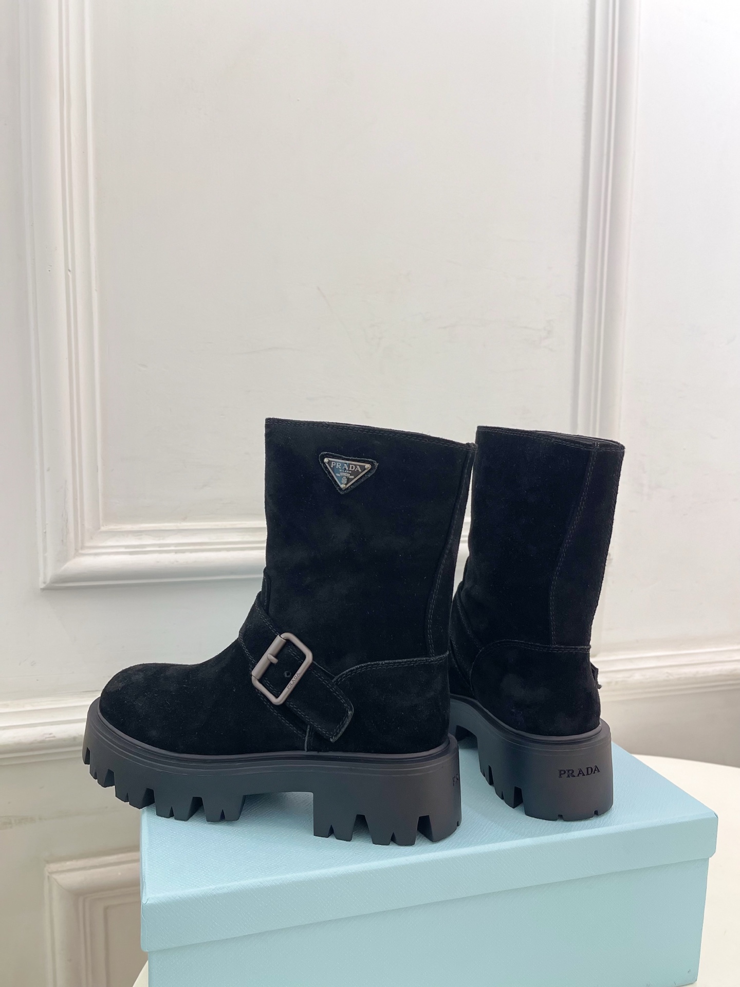 PRADA 普拉达 25𝐬𝐬 🌈2025秋冬新品 专柜走秀款 经典三角标一脚蹬厚底短靴系列〰◽鞋面：原版