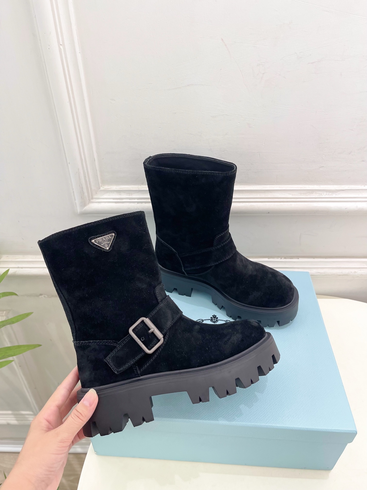 PRADA 普拉达 25𝐬𝐬 🌈2025秋冬新品 专柜走秀款 经典三角标一脚蹬厚底短靴系列〰◽鞋面：原版