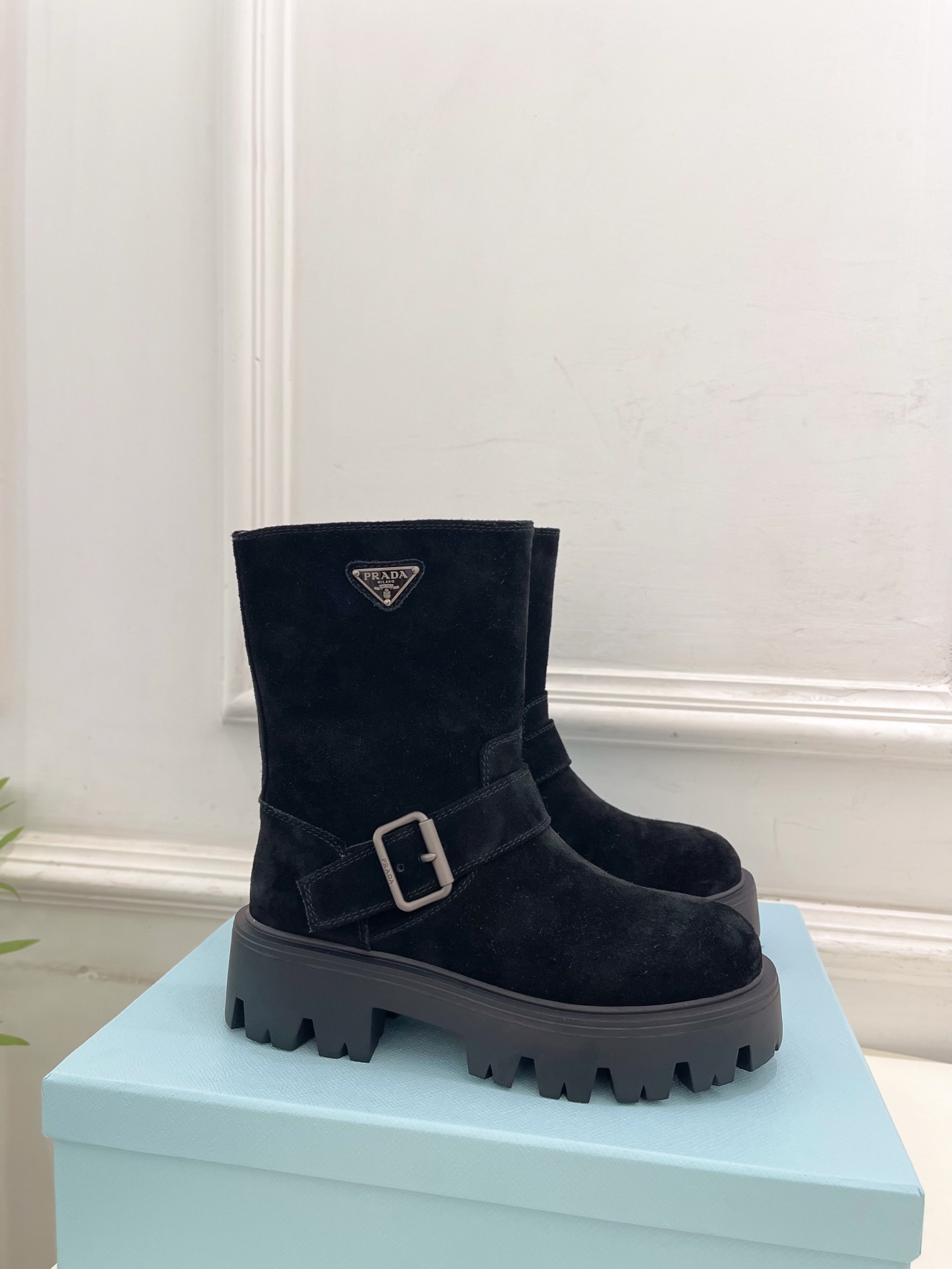 PRADA 普拉达 25𝐬𝐬 🌈2025秋冬新品 专柜走秀款 经典三角标一脚蹬厚底短靴系列〰◽鞋面：原版