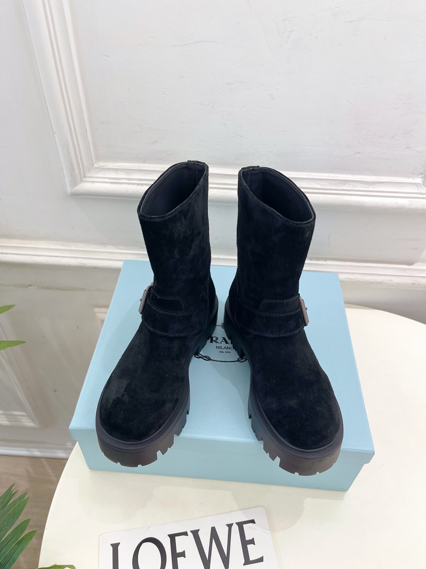 PRADA 普拉达 25𝐬𝐬 🌈2025秋冬新品 专柜走秀款 经典三角标一脚蹬厚底短靴系列〰◽鞋面：原版