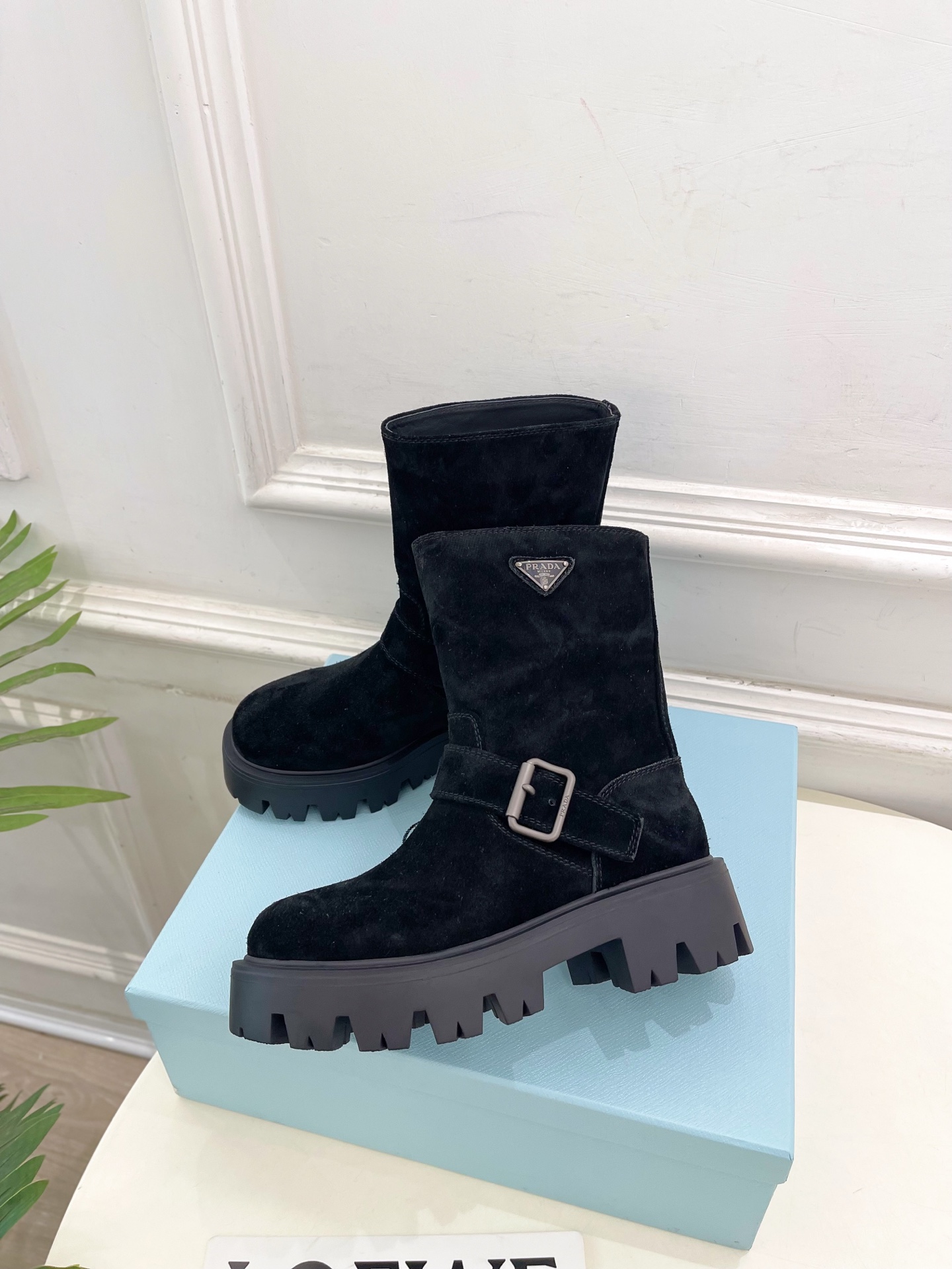 PRADA 普拉达 25𝐬𝐬 🌈2025秋冬新品 专柜走秀款 经典三角标一脚蹬厚底短靴系列〰◽鞋面：原版