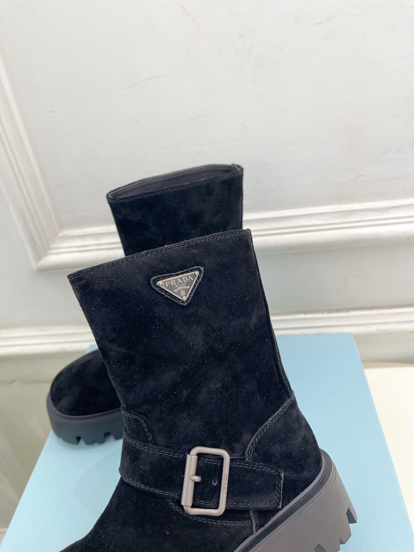 PRADA 普拉达 25𝐬𝐬 🌈2025秋冬新品 专柜走秀款 经典三角标一脚蹬厚底短靴系列〰◽鞋面：原版