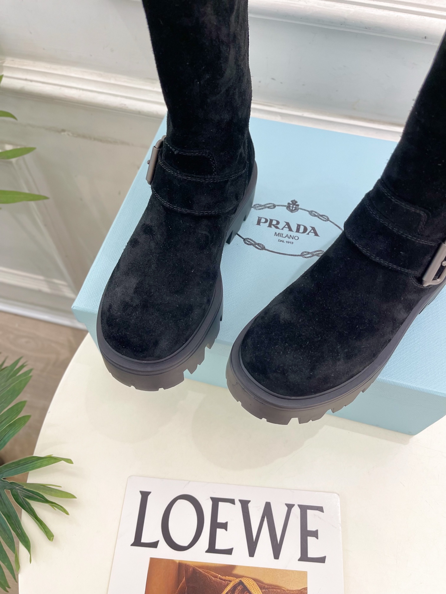 PRADA 普拉达 25𝐬𝐬 🌈2025秋冬新品 专柜走秀款 经典三角标一脚蹬厚底短靴系列〰◽鞋面：原版