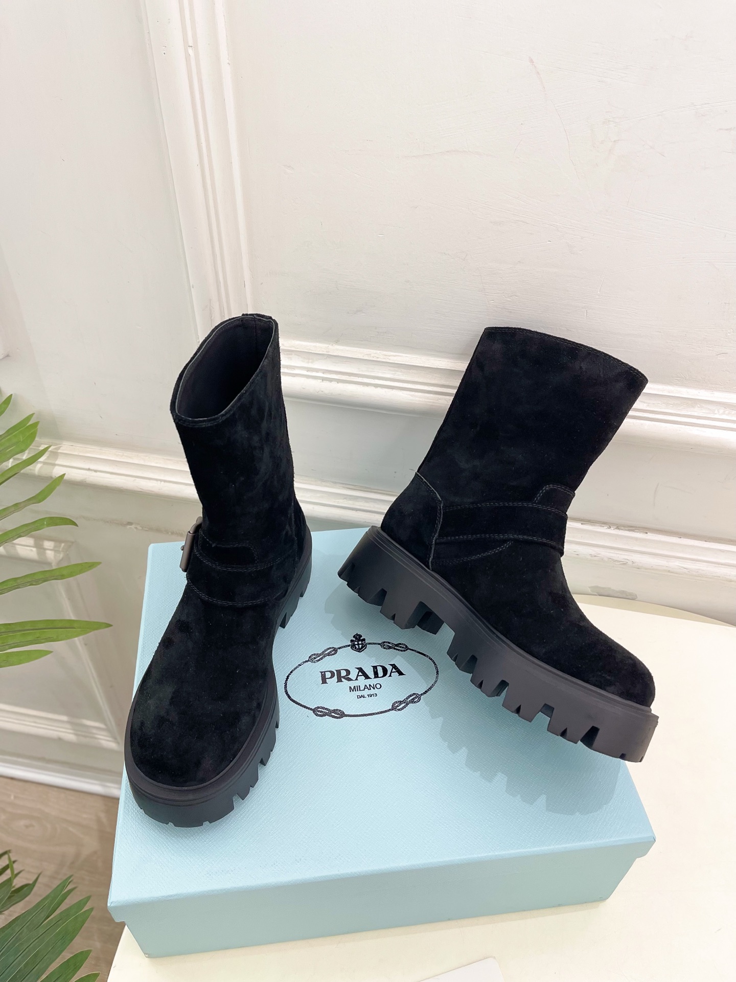 PRADA 普拉达 25𝐬𝐬 🌈2025秋冬新品 专柜走秀款 经典三角标一脚蹬厚底短靴系列〰◽鞋面：原版