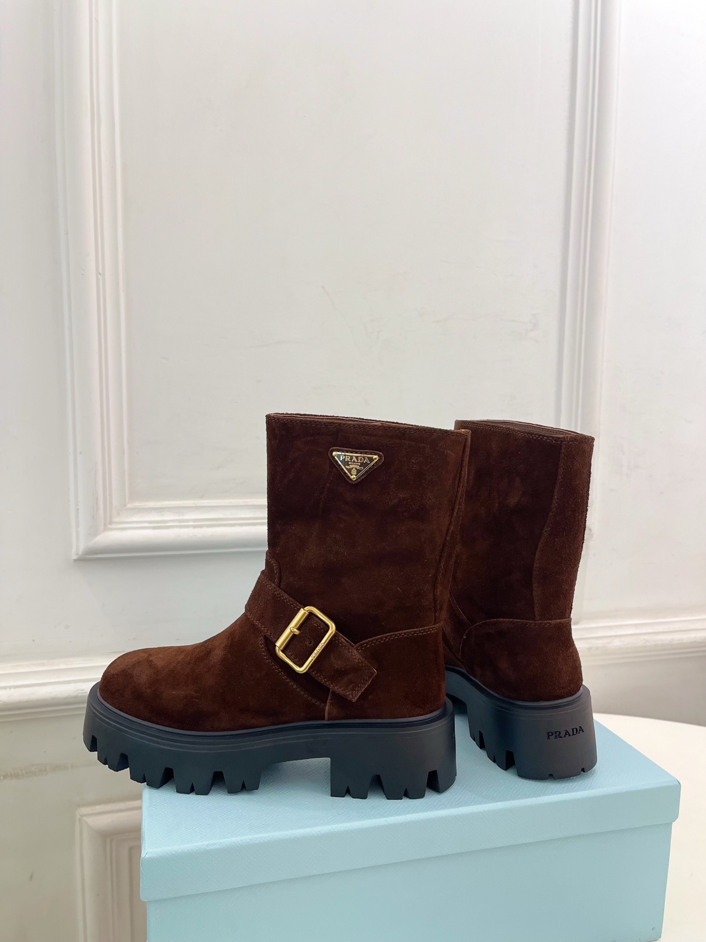 PRADA 普拉达 25𝐬𝐬 🌈2025秋冬新品 专柜走秀款 经典三角标一脚蹬厚底短靴系列〰◽鞋面：原版