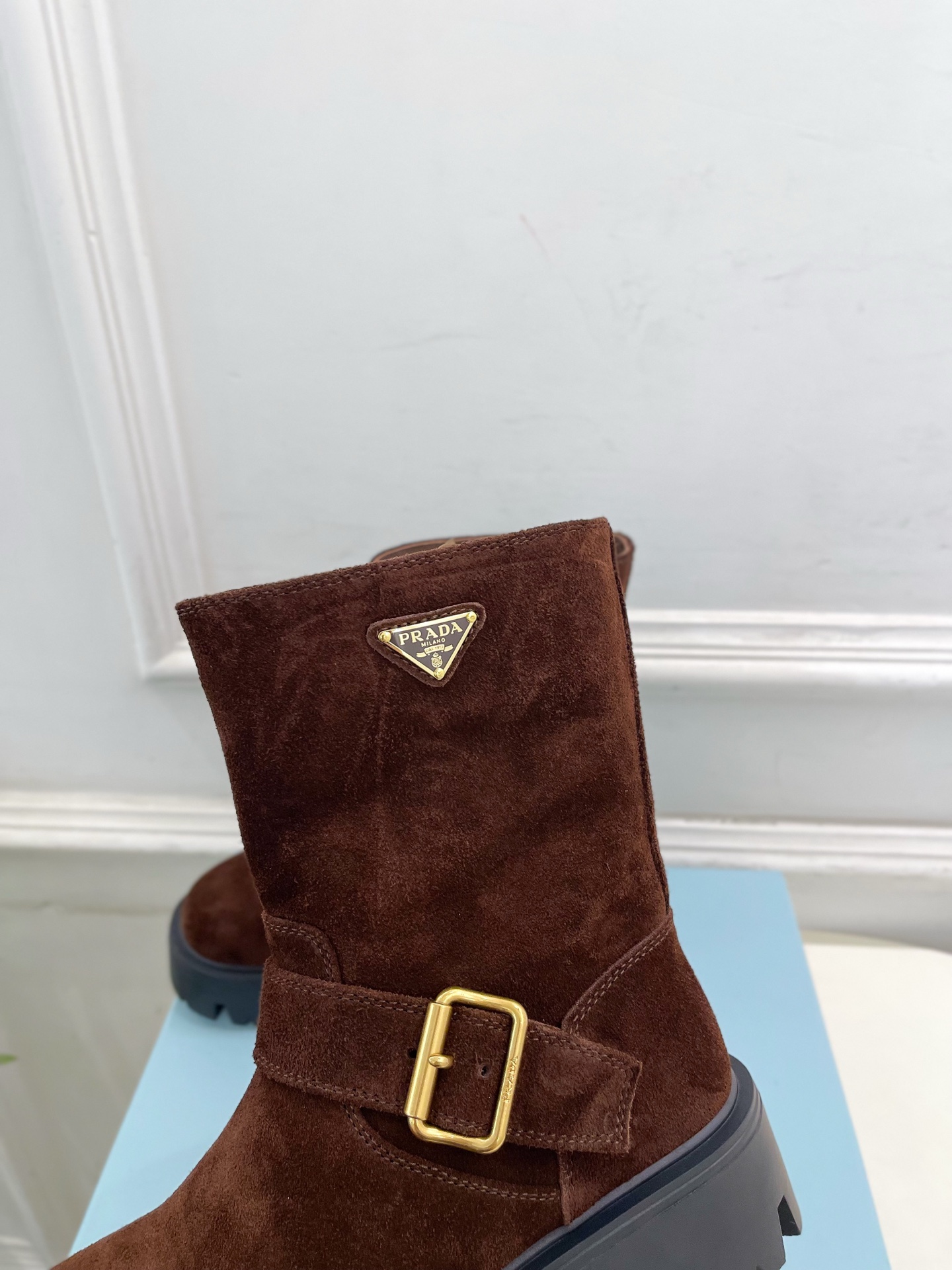 PRADA 普拉达 25𝐬𝐬 🌈2025秋冬新品 专柜走秀款 经典三角标一脚蹬厚底短靴系列〰◽鞋面：原版