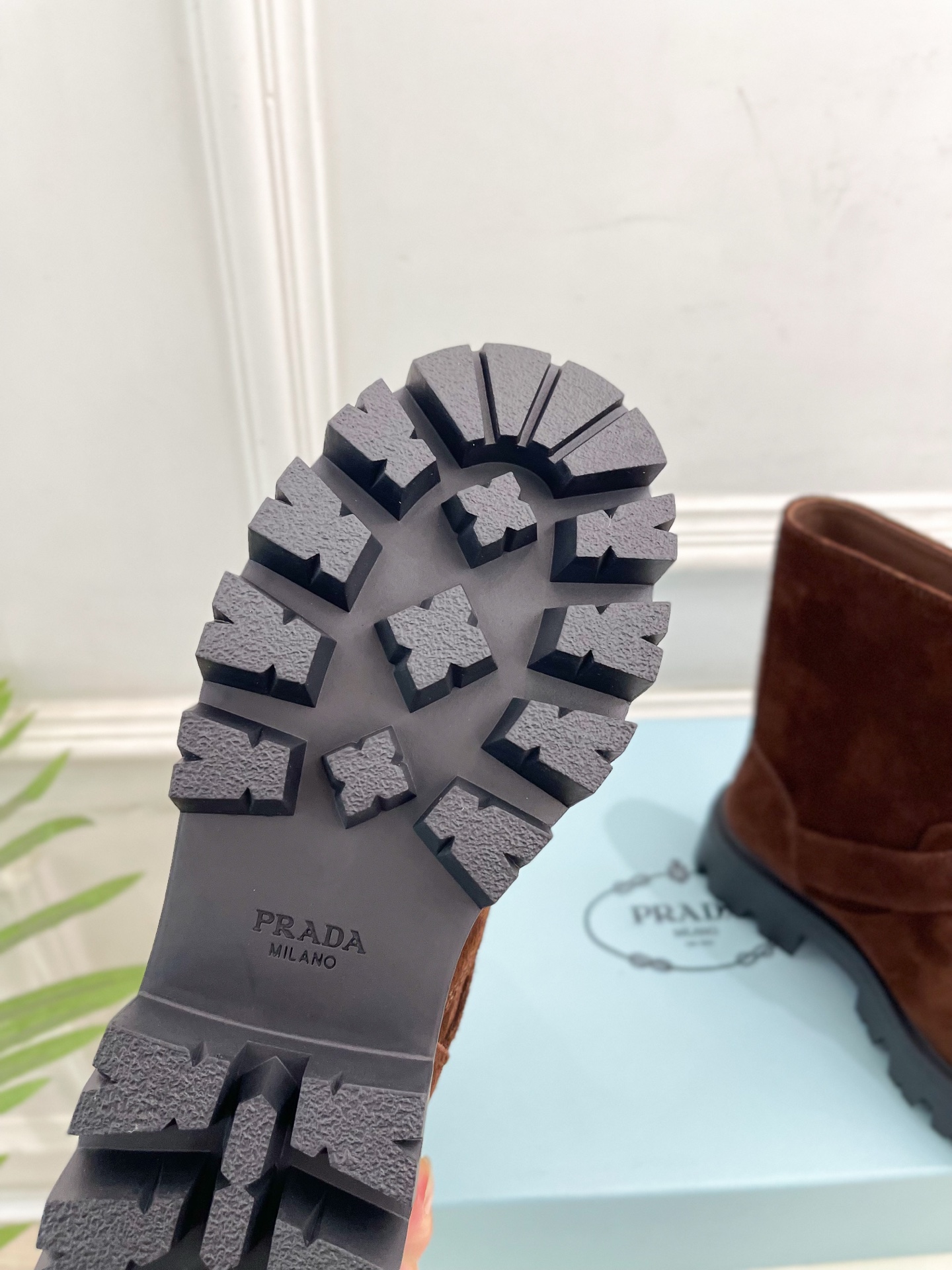 PRADA 普拉达 25𝐬𝐬 🌈2025秋冬新品 专柜走秀款 经典三角标一脚蹬厚底短靴系列〰◽鞋面：原版