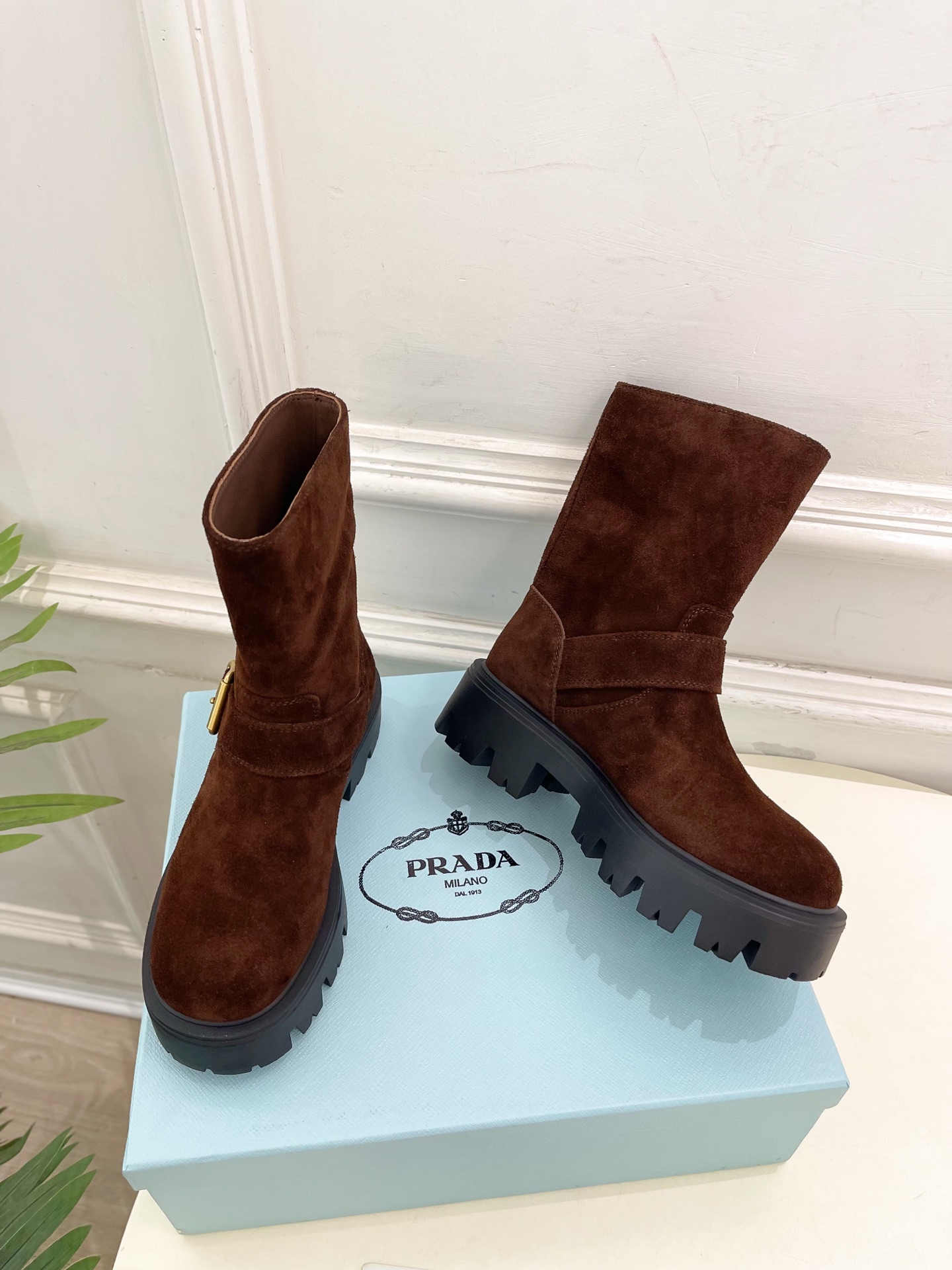 PRADA 普拉达 25𝐬𝐬 🌈2025秋冬新品 专柜走秀款 经典三角标一脚蹬厚底短靴系列〰◽鞋面：原版
