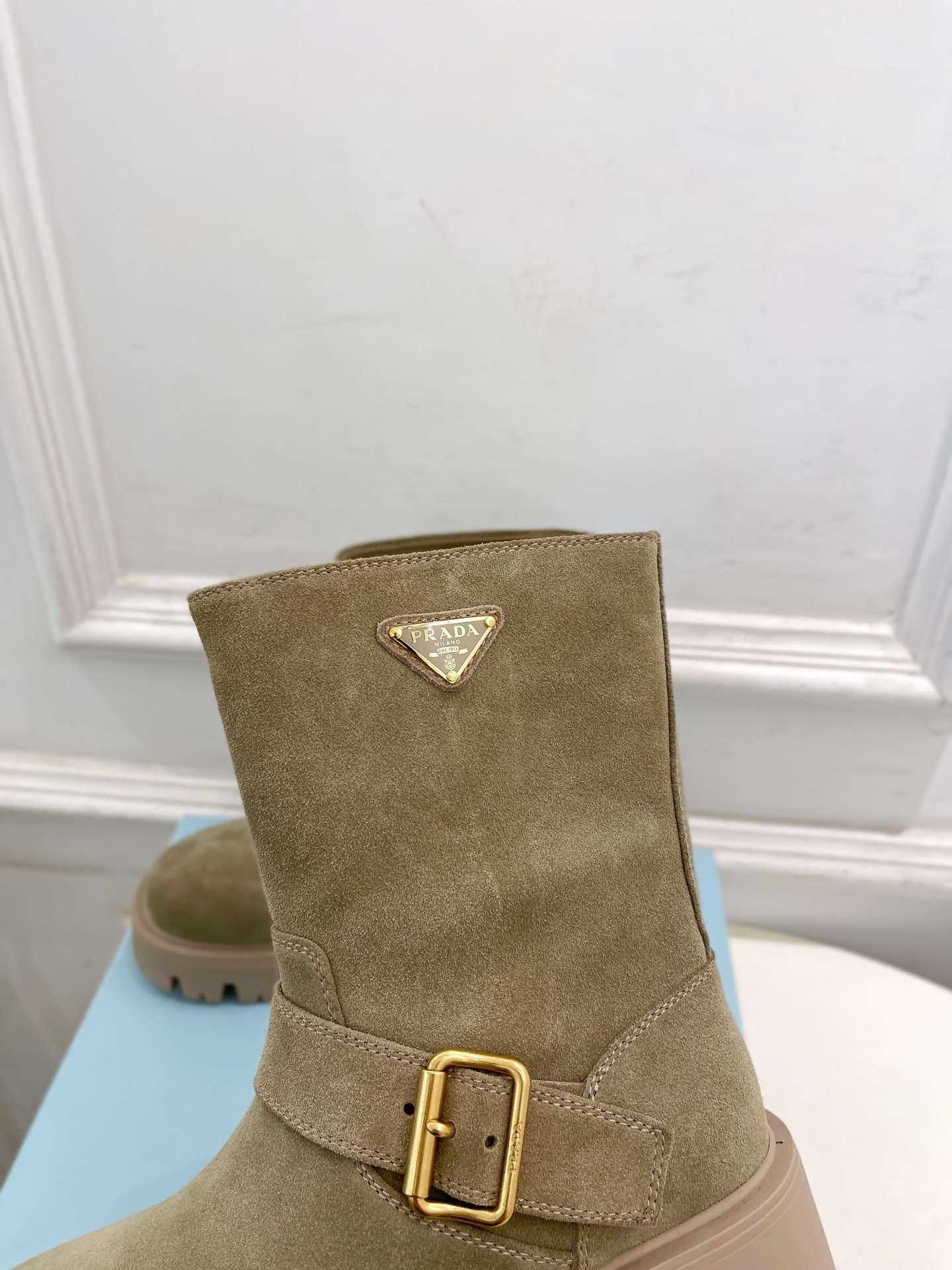 PRADA 普拉达 25𝐬𝐬 🌈2025秋冬新品 专柜走秀款 经典三角标一脚蹬厚底短靴系列〰◽鞋面：原版