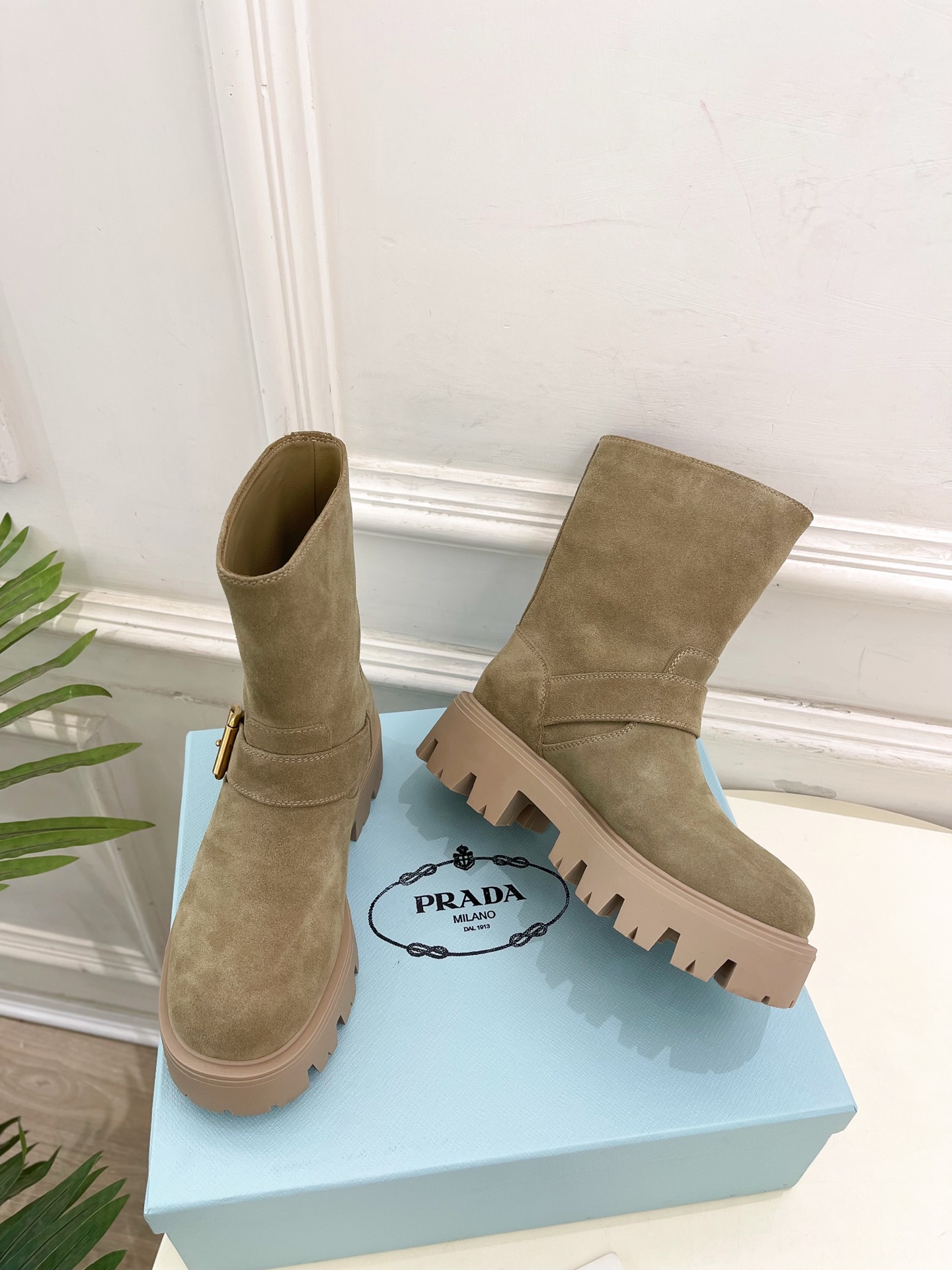 PRADA 普拉达 25𝐬𝐬 🌈2025秋冬新品 专柜走秀款 经典三角标一脚蹬厚底短靴系列〰◽鞋面：原版
