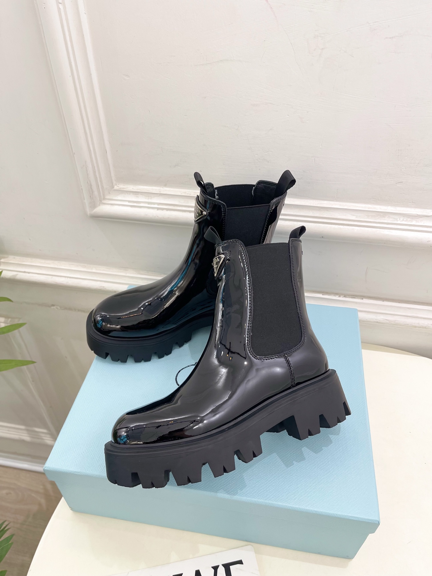 PRADA 普拉达 25𝐬𝐬 🌈2025秋冬新品 专柜走秀款 经典三角标切尔西厚底短靴系列〰◽鞋面：原版
