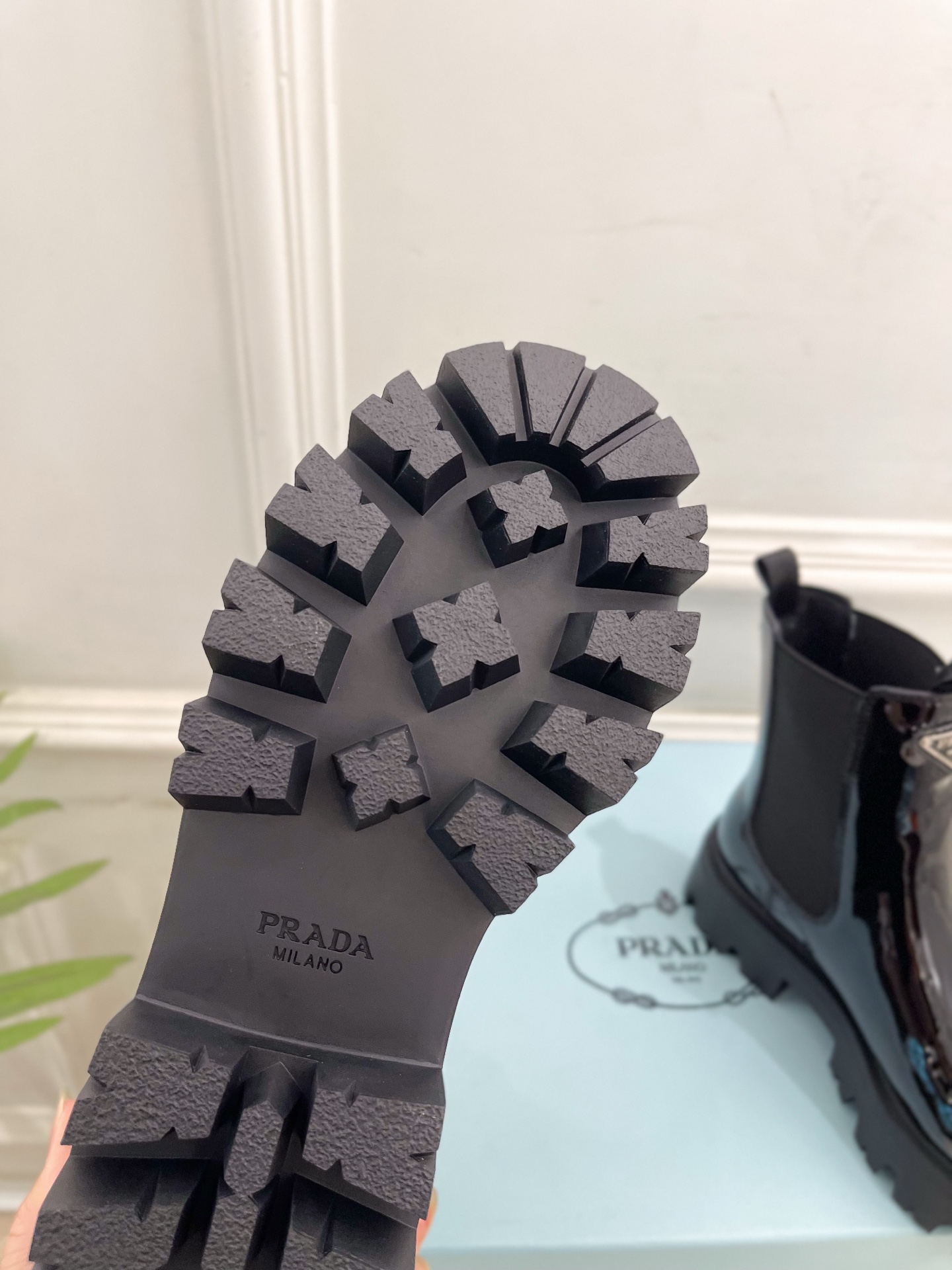 PRADA 普拉达 25𝐬𝐬 🌈2025秋冬新品 专柜走秀款 经典三角标切尔西厚底短靴系列〰◽鞋面：原版