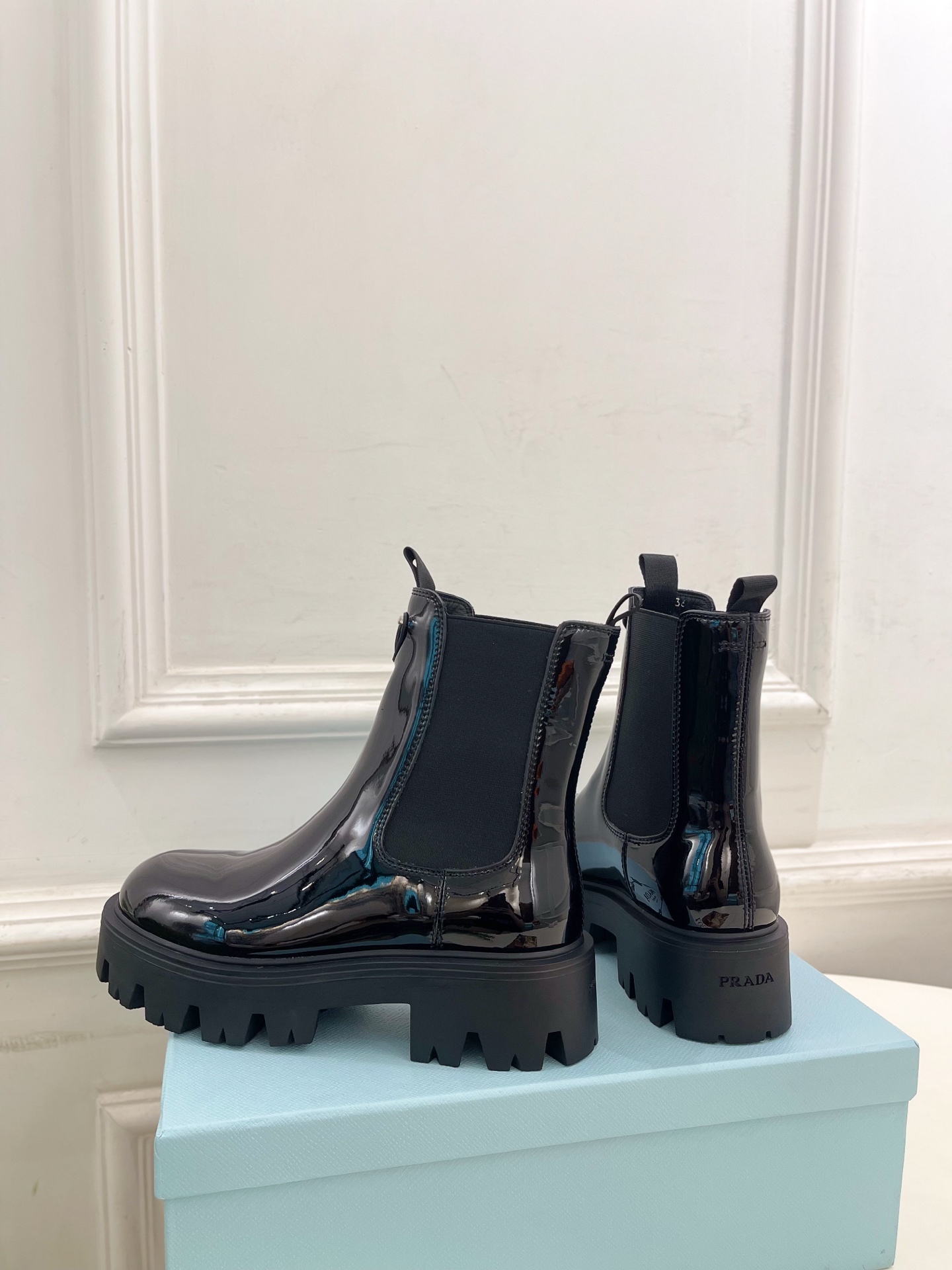 PRADA 普拉达 25𝐬𝐬 🌈2025秋冬新品 专柜走秀款 经典三角标切尔西厚底短靴系列〰◽鞋面：原版