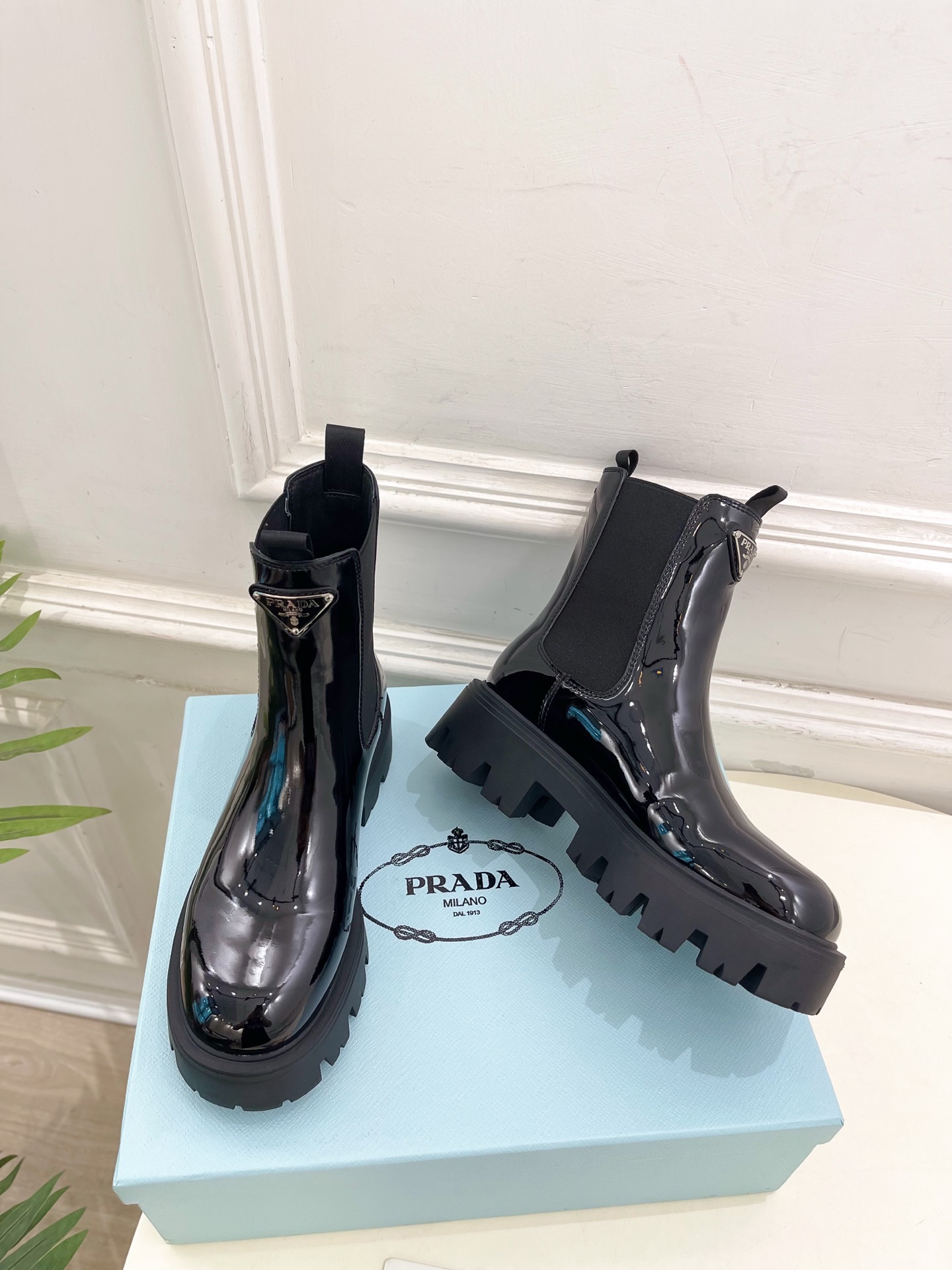 PRADA 普拉达 25𝐬𝐬 🌈2025秋冬新品 专柜走秀款 经典三角标切尔西厚底短靴系列〰◽鞋面：原版