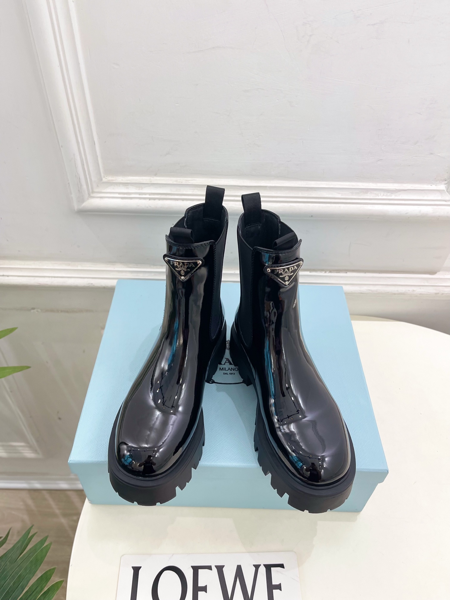 PRADA 普拉达 25𝐬𝐬 🌈2025秋冬新品 专柜走秀款 经典三角标切尔西厚底短靴系列〰◽鞋面：原版