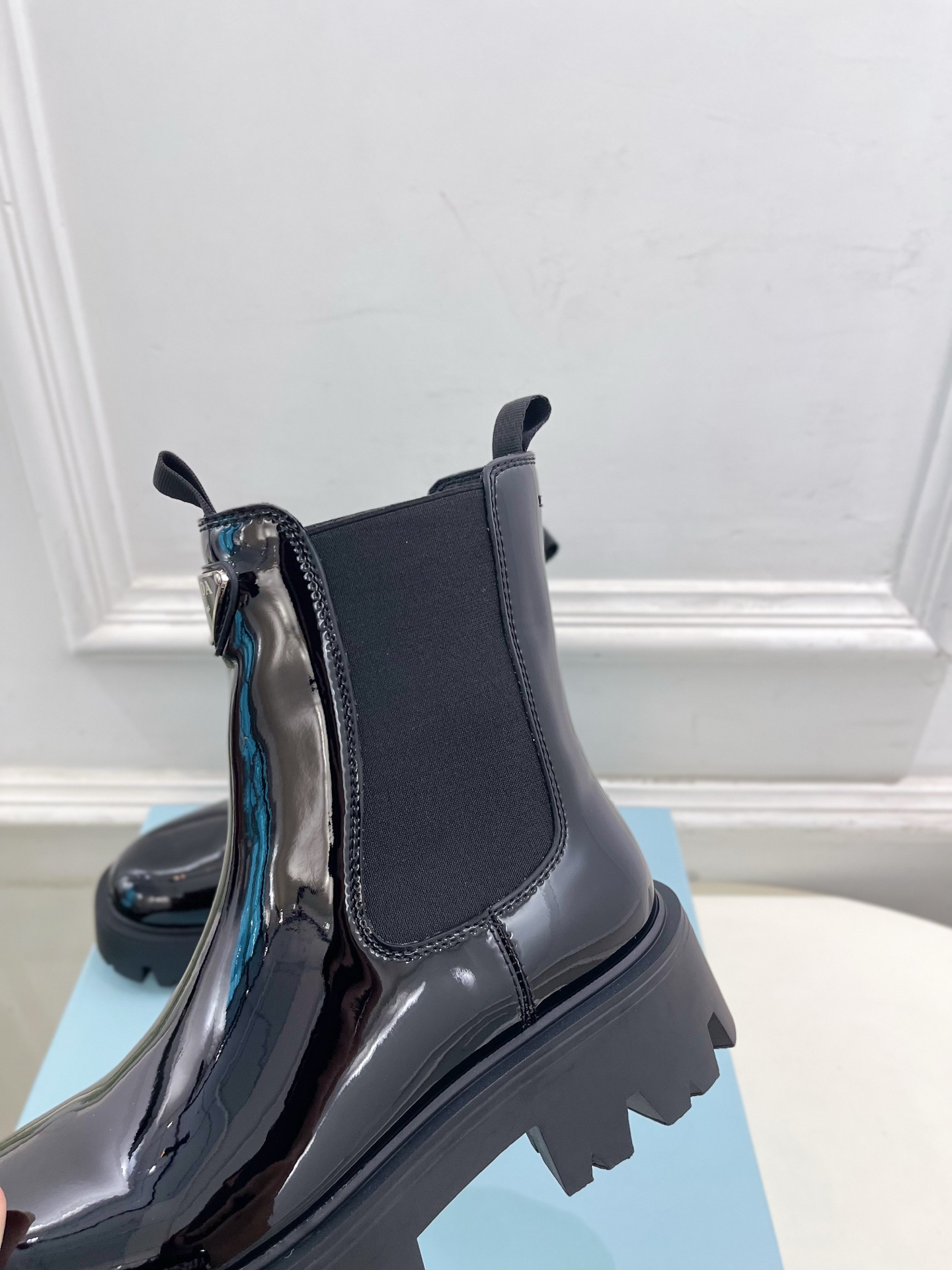 PRADA 普拉达 25𝐬𝐬 🌈2025秋冬新品 专柜走秀款 经典三角标切尔西厚底短靴系列〰◽鞋面：原版