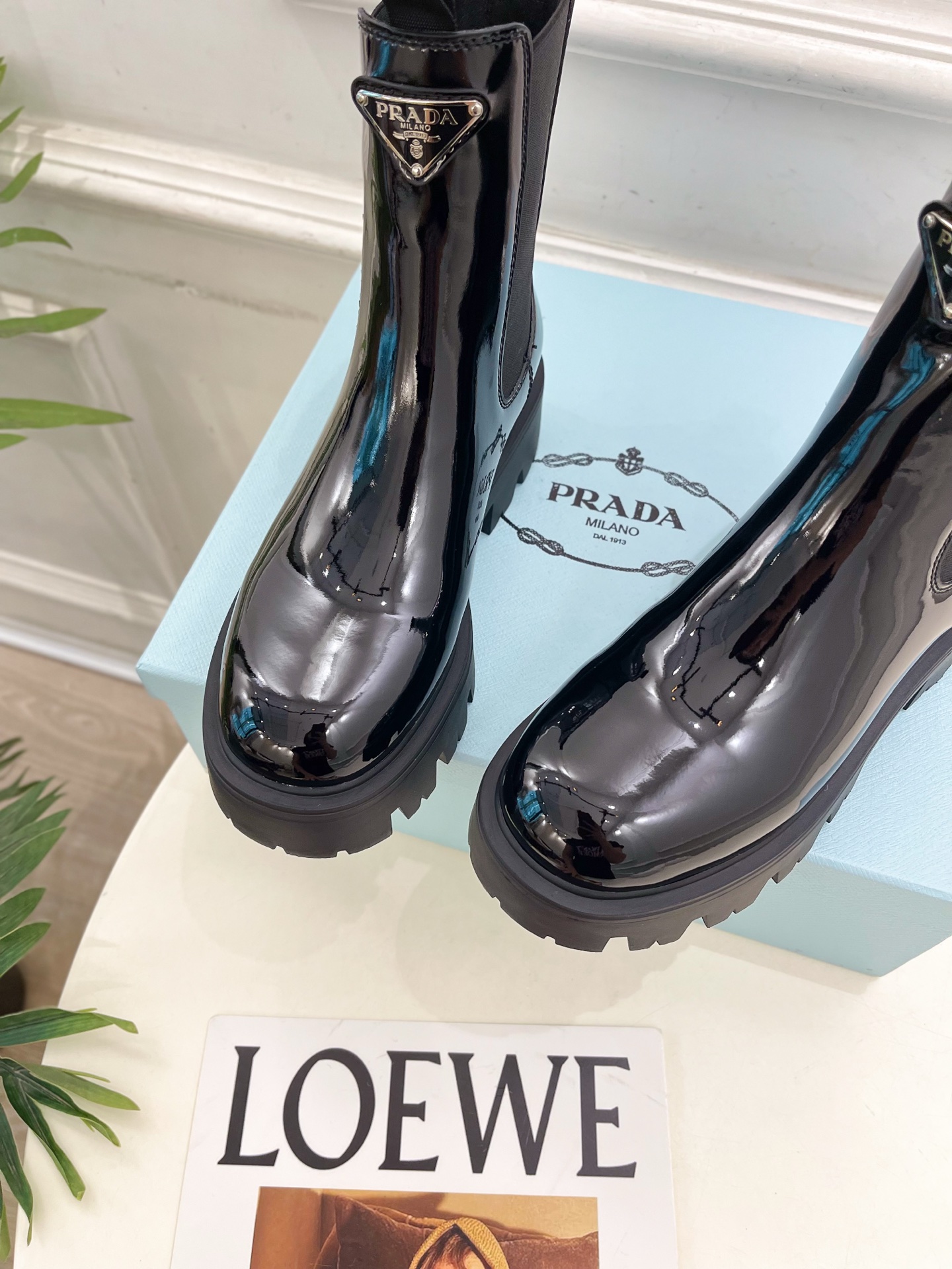 PRADA 普拉达 25𝐬𝐬 🌈2025秋冬新品 专柜走秀款 经典三角标切尔西厚底短靴系列〰◽鞋面：原版