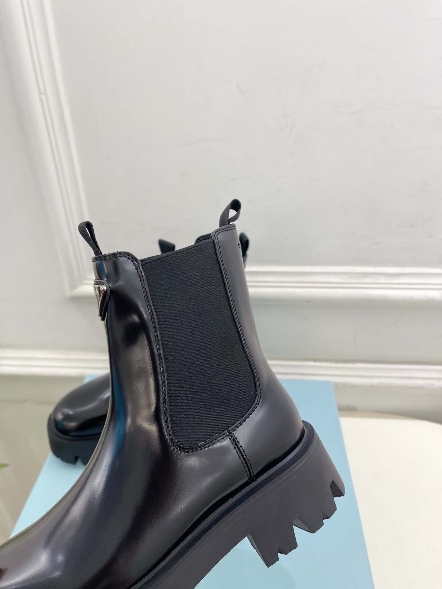 PRADA 普拉达 25𝐬𝐬 🌈2025秋冬新品 专柜走秀款 经典三角标切尔西厚底短靴系列〰◽鞋面：原版