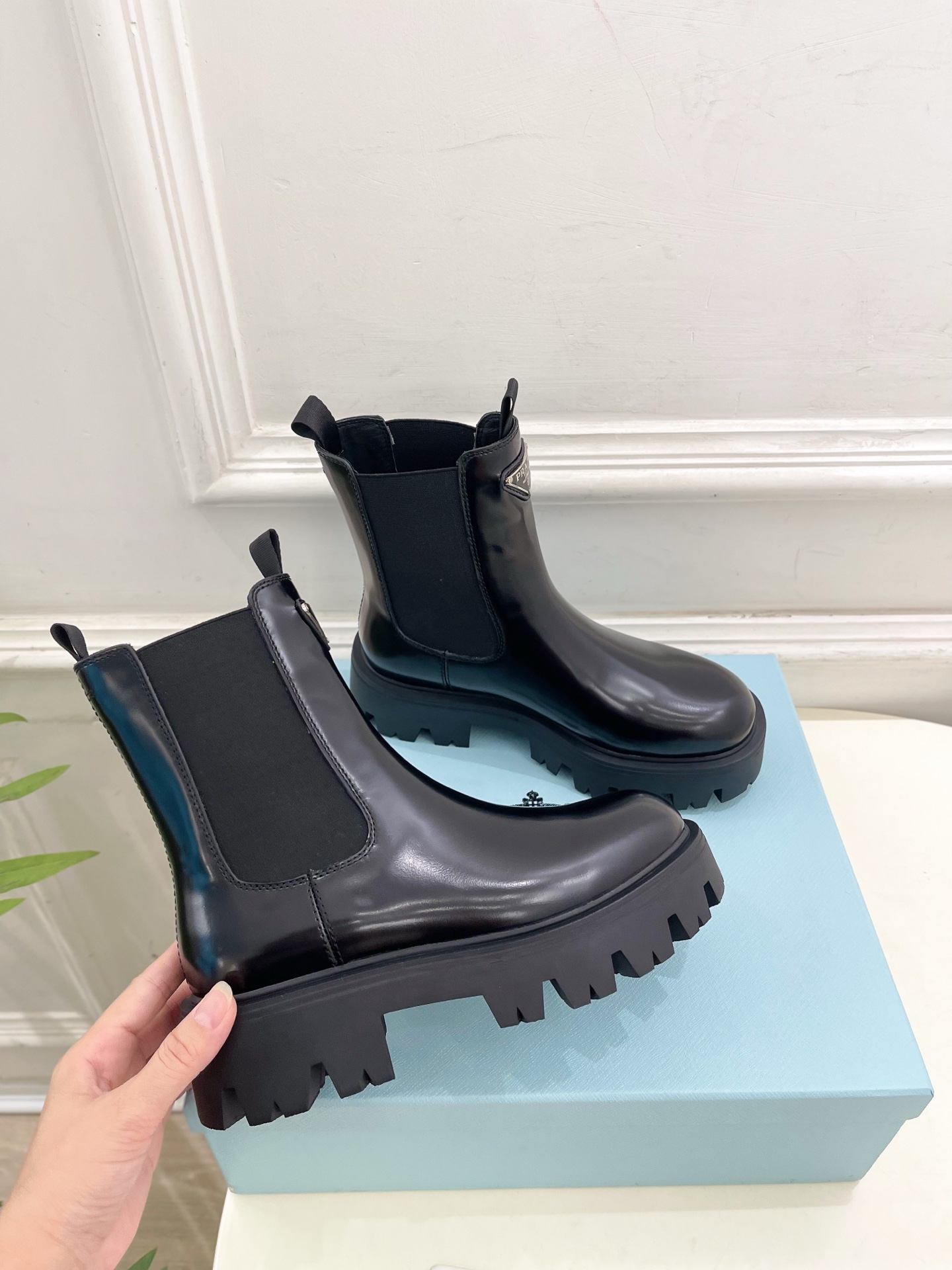 PRADA 普拉达 25𝐬𝐬 🌈2025秋冬新品 专柜走秀款 经典三角标切尔西厚底短靴系列〰◽鞋面：原版