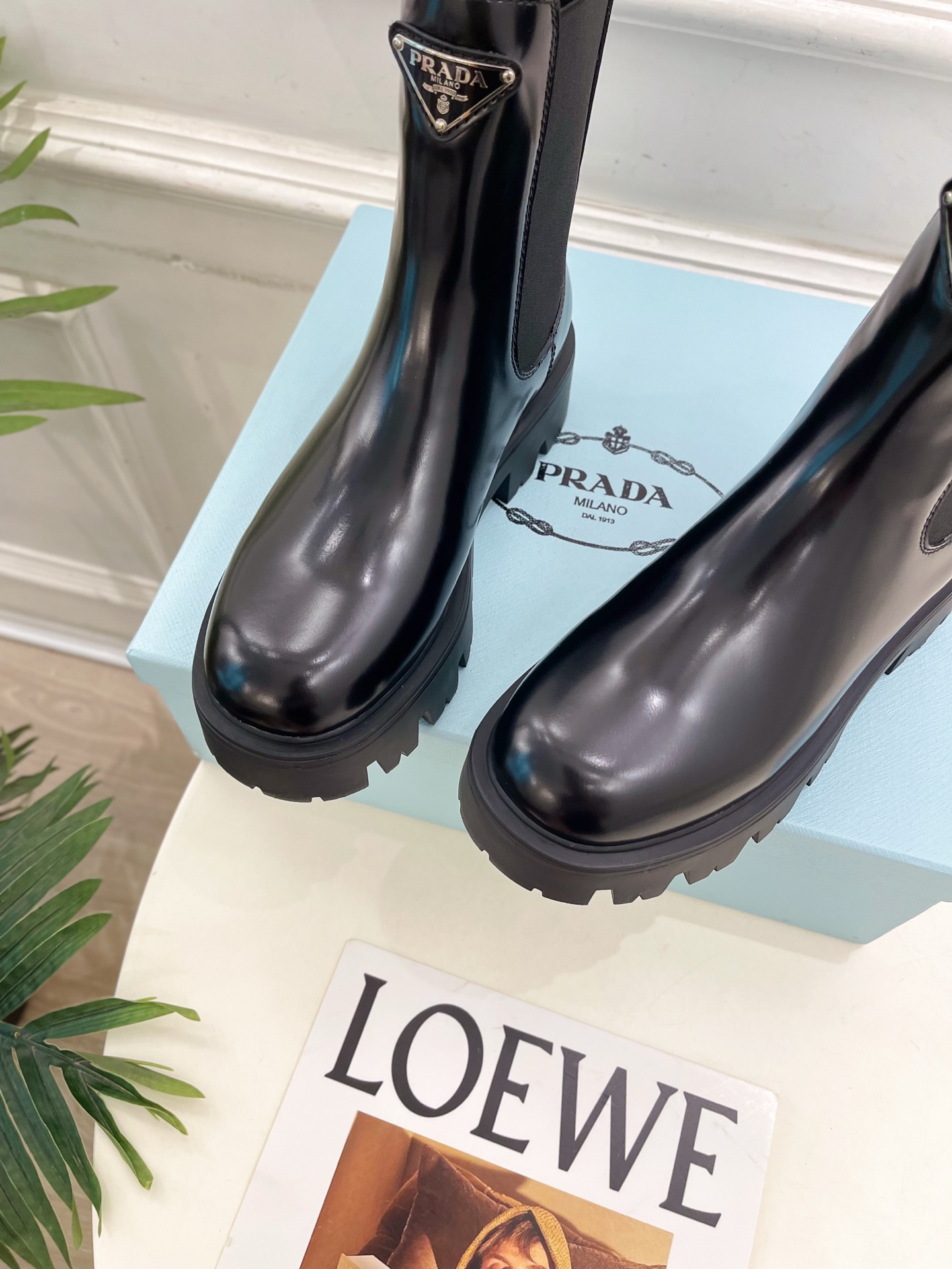 PRADA 普拉达 25𝐬𝐬 🌈2025秋冬新品 专柜走秀款 经典三角标切尔西厚底短靴系列〰◽鞋面：原版