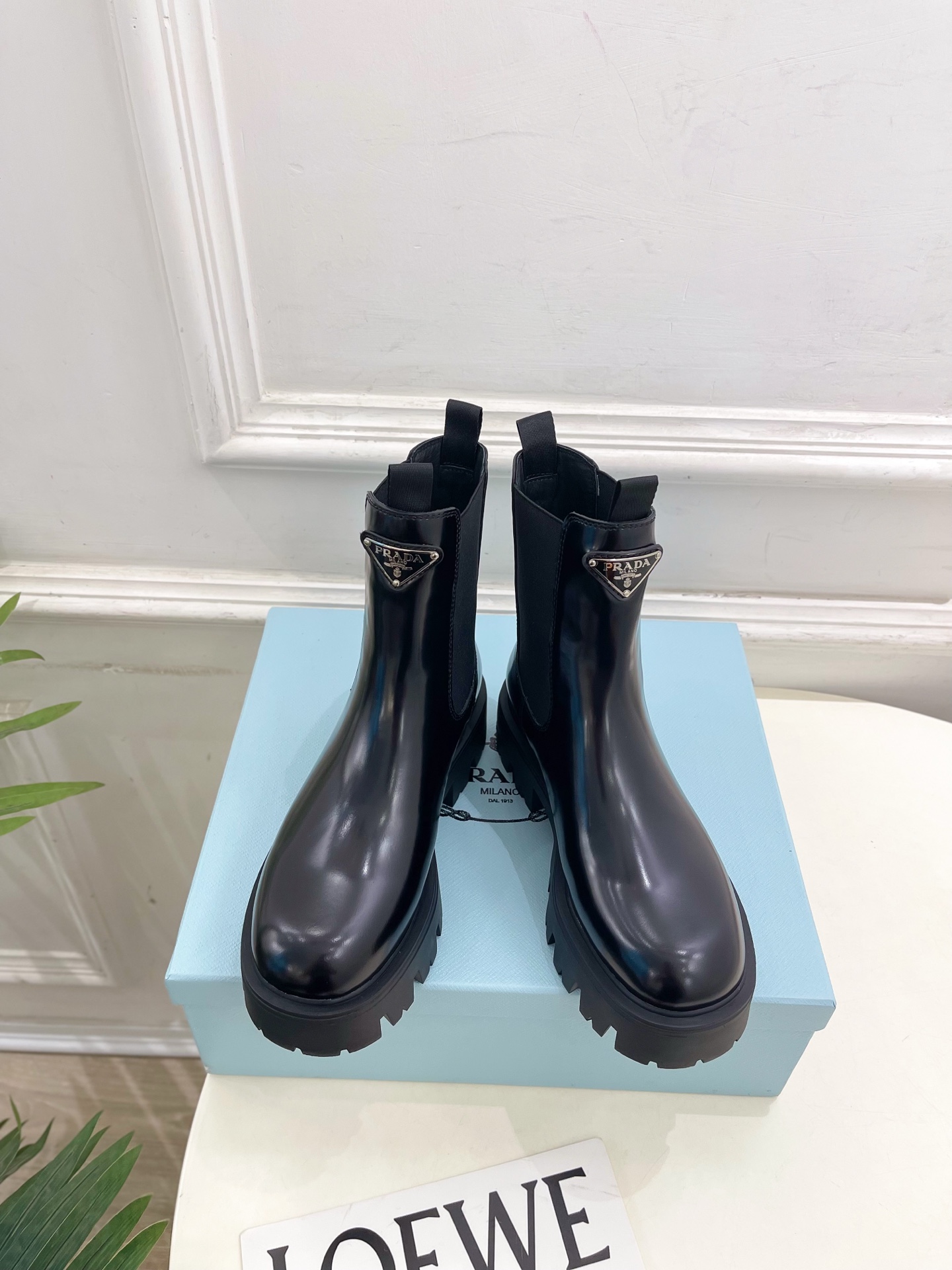 PRADA 普拉达 25𝐬𝐬 🌈2025秋冬新品 专柜走秀款 经典三角标切尔西厚底短靴系列〰◽鞋面：原版