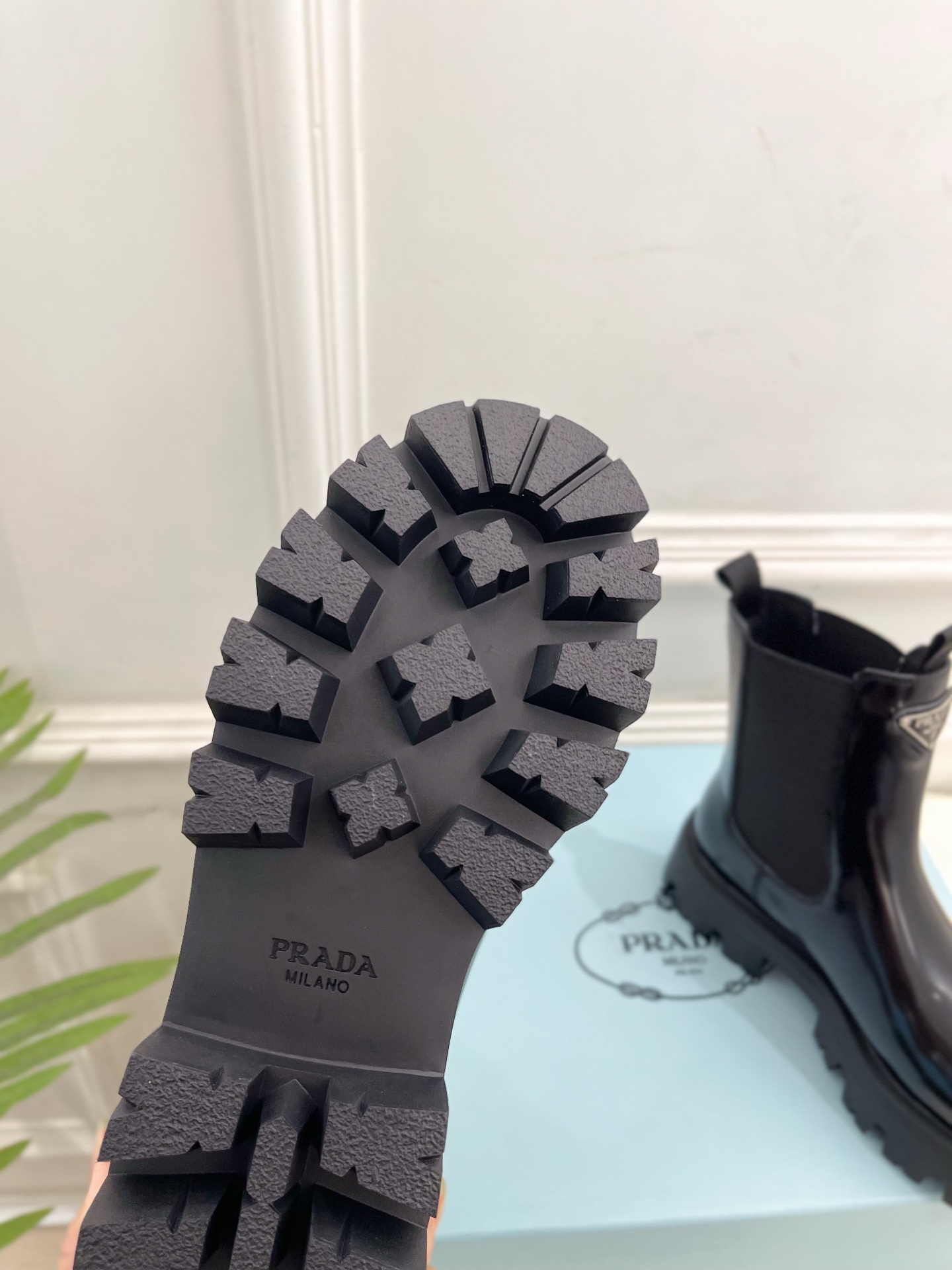 PRADA 普拉达 25𝐬𝐬 🌈2025秋冬新品 专柜走秀款 经典三角标切尔西厚底短靴系列〰◽鞋面：原版