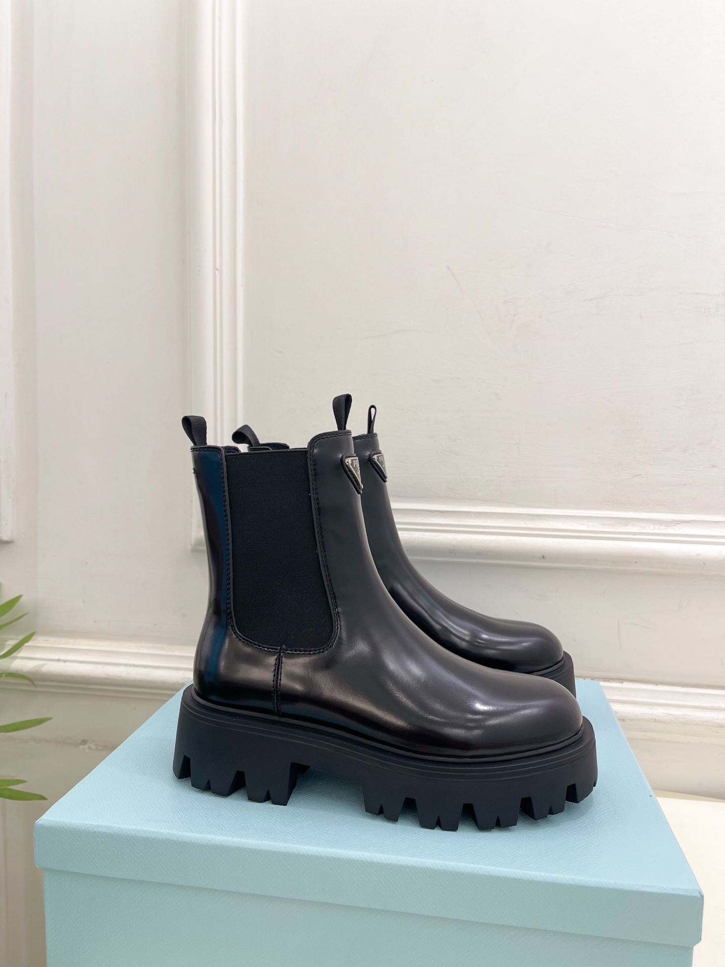 PRADA 普拉达 25𝐬𝐬 🌈2025秋冬新品 专柜走秀款 经典三角标切尔西厚底短靴系列〰◽鞋面：原版