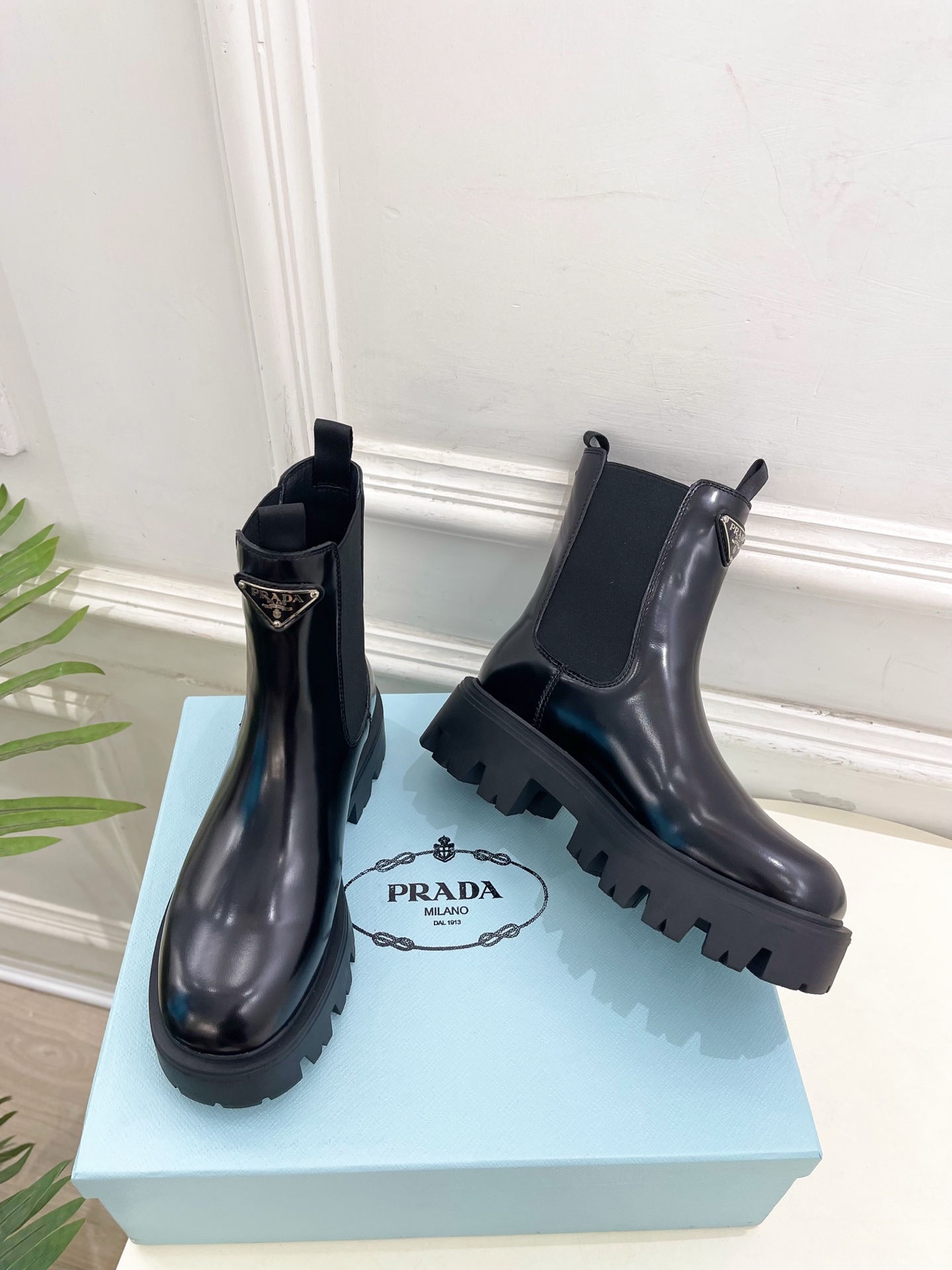 PRADA 普拉达 25𝐬𝐬 🌈2025秋冬新品 专柜走秀款 经典三角标切尔西厚底短靴系列〰◽鞋面：原版