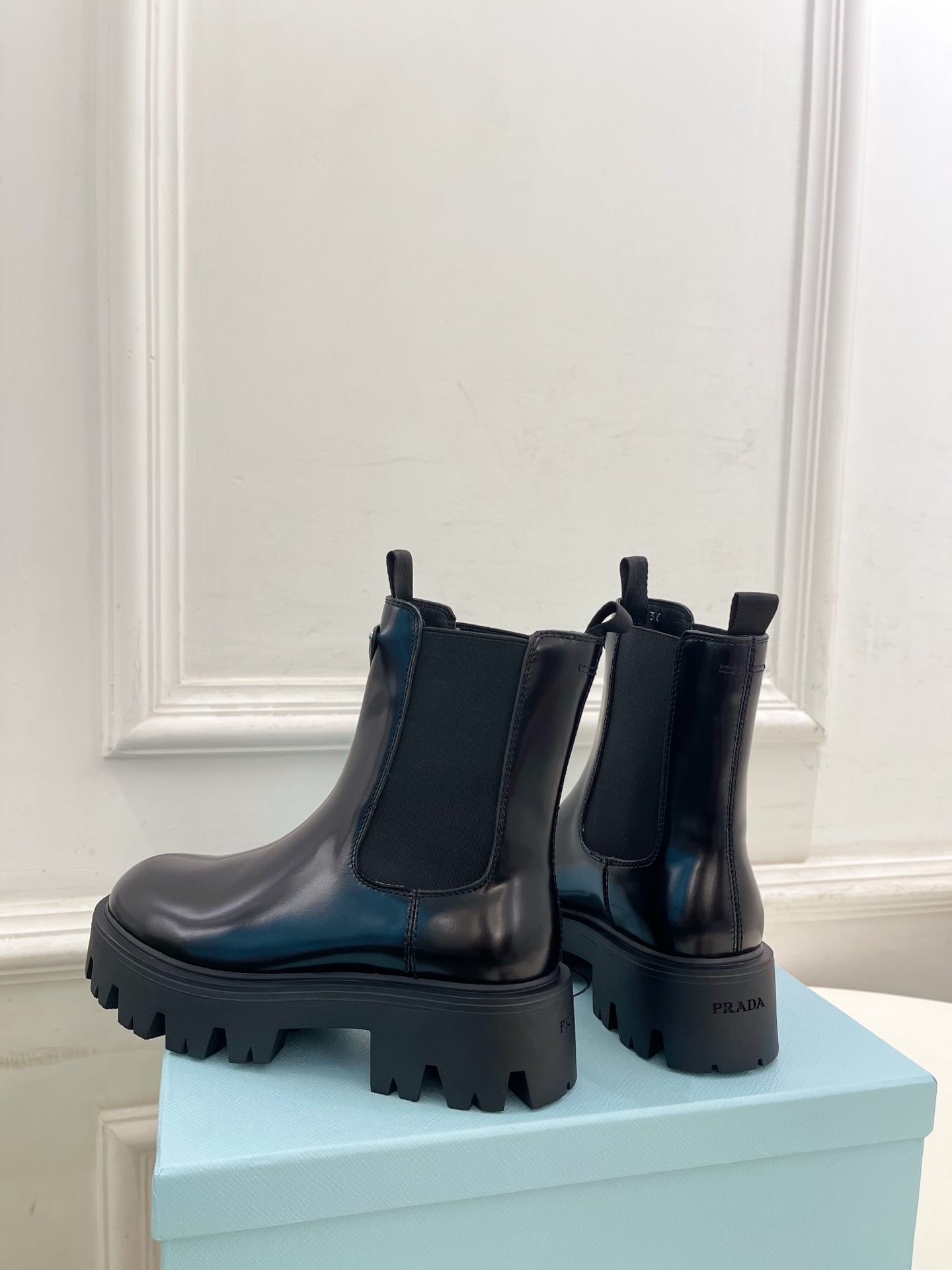 PRADA 普拉达 25𝐬𝐬 🌈2025秋冬新品 专柜走秀款 经典三角标切尔西厚底短靴系列〰◽鞋面：原版