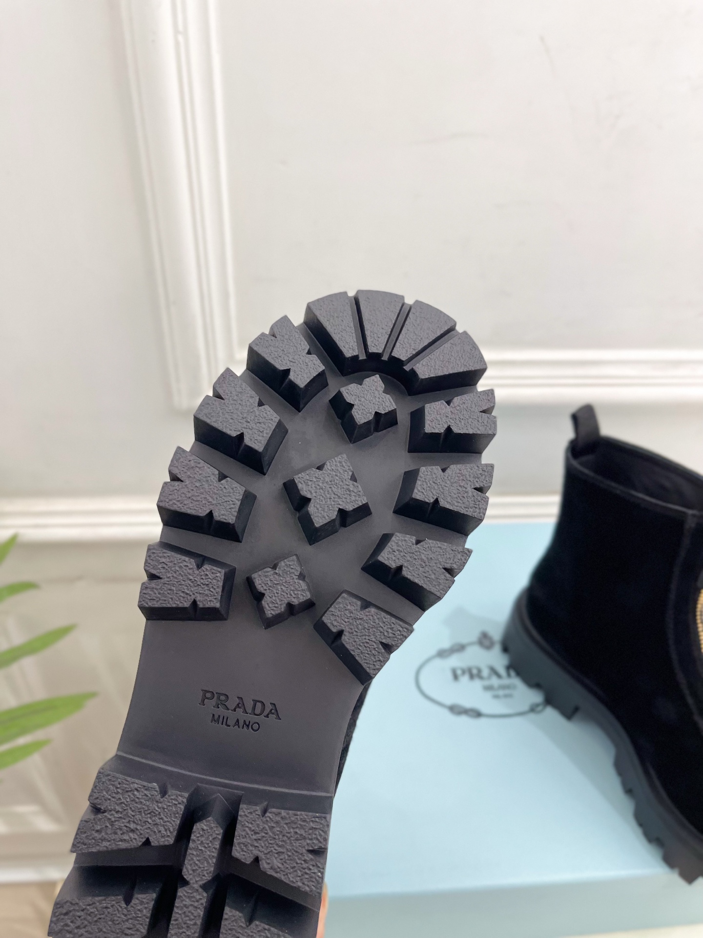 PRADA 普拉达 25𝐬𝐬 🌈2025秋冬新品 专柜走秀款 经典三角标前拉链厚底短靴系列〰◽鞋面：原版