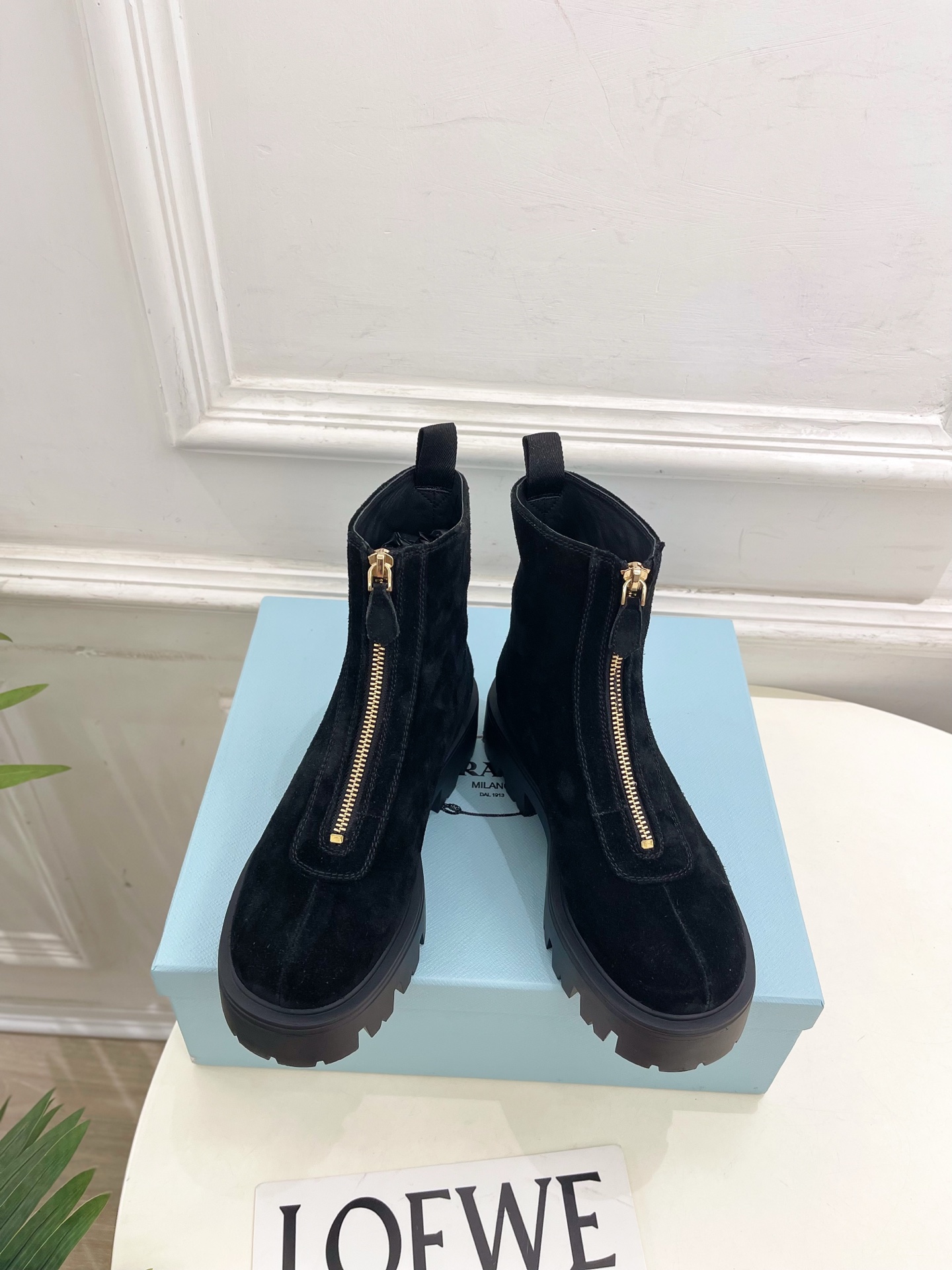 PRADA 普拉达 25𝐬𝐬 🌈2025秋冬新品 专柜走秀款 经典三角标前拉链厚底短靴系列〰◽鞋面：原版