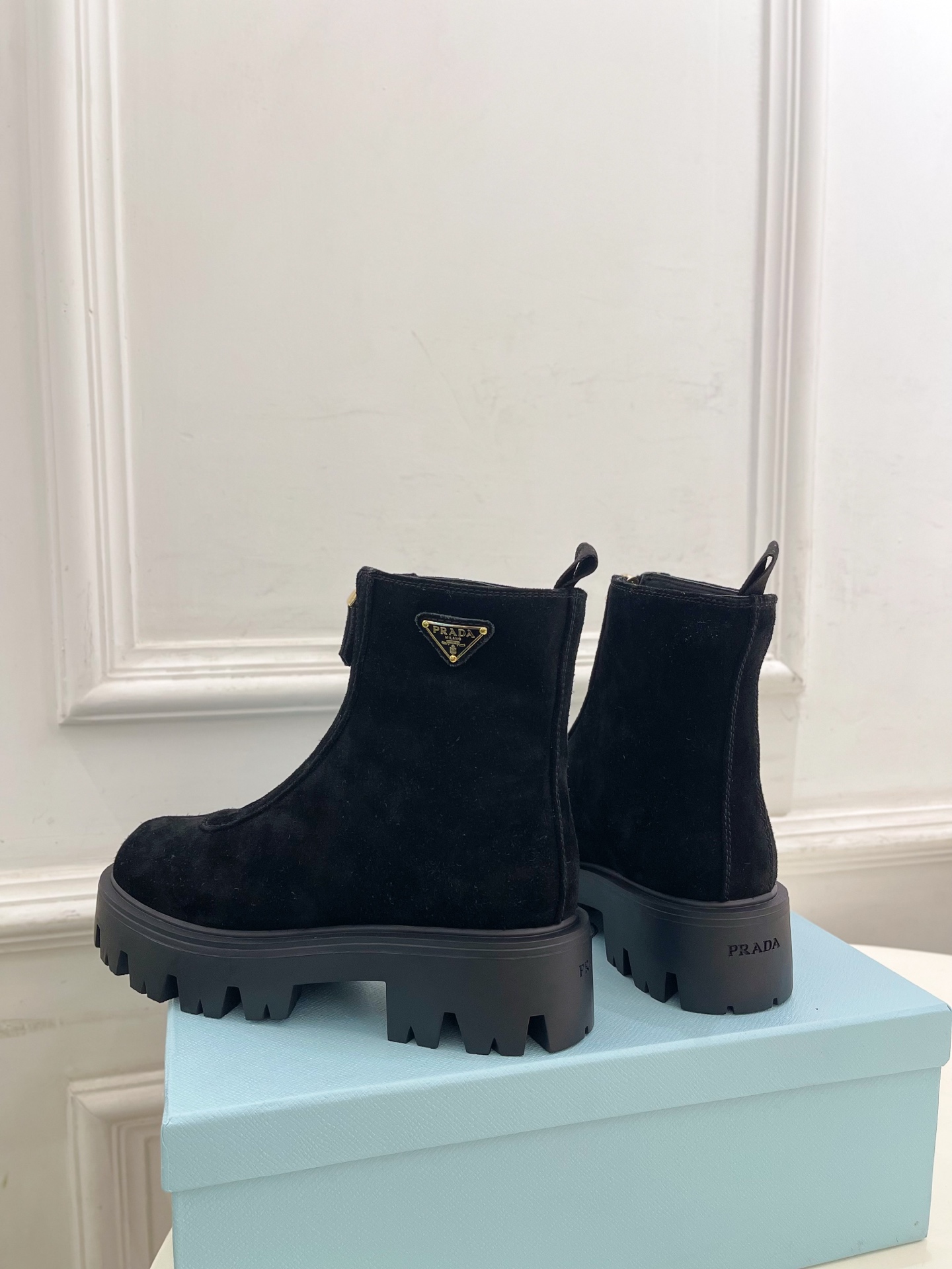 PRADA 普拉达 25𝐬𝐬 🌈2025秋冬新品 专柜走秀款 经典三角标前拉链厚底短靴系列〰◽鞋面：原版