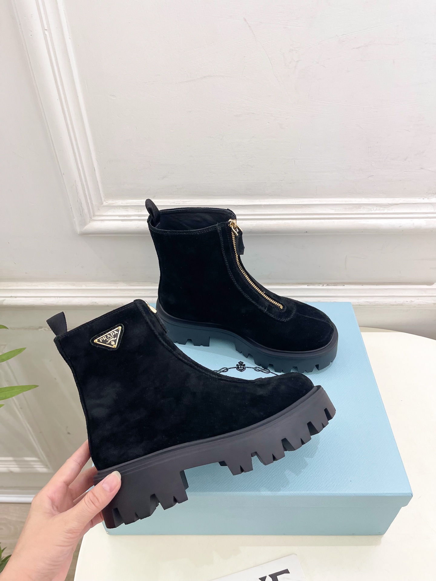 PRADA 普拉达 25𝐬𝐬 🌈2025秋冬新品 专柜走秀款 经典三角标前拉链厚底短靴系列〰◽鞋面：原版