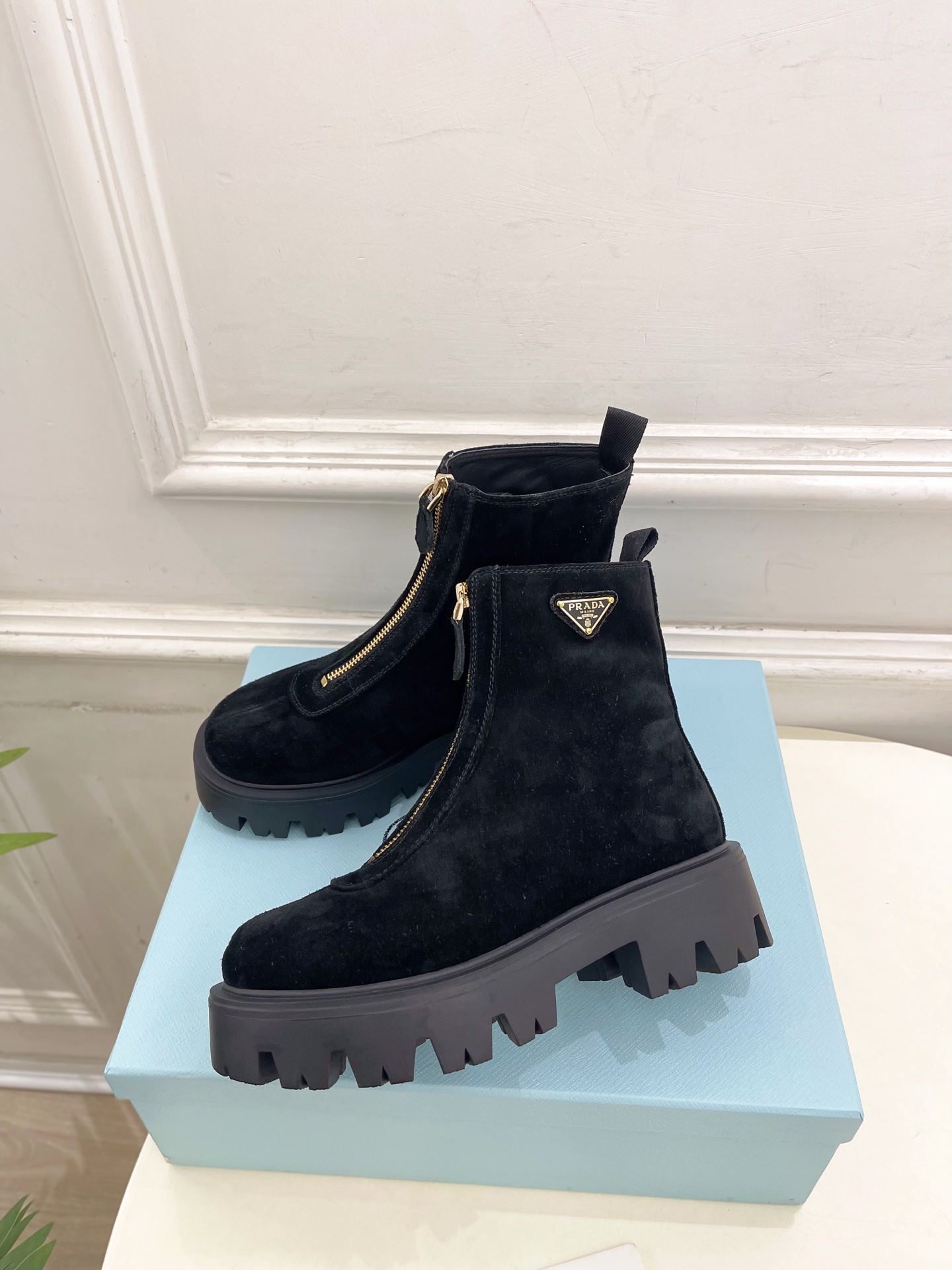 PRADA 普拉达 25𝐬𝐬 🌈2025秋冬新品 专柜走秀款 经典三角标前拉链厚底短靴系列〰◽鞋面：原版