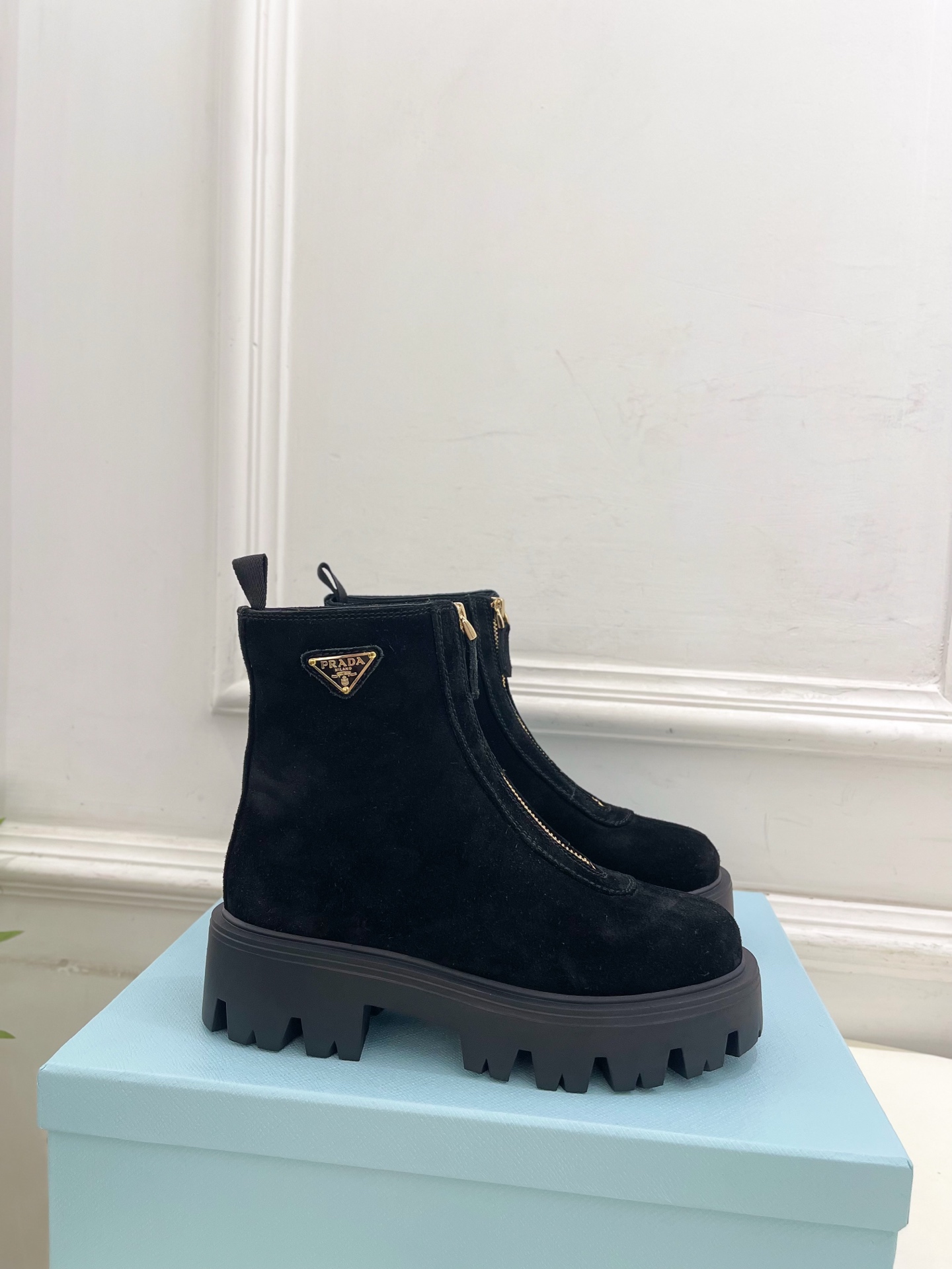 PRADA 普拉达 25𝐬𝐬 🌈2025秋冬新品 专柜走秀款 经典三角标前拉链厚底短靴系列〰◽鞋面：原版