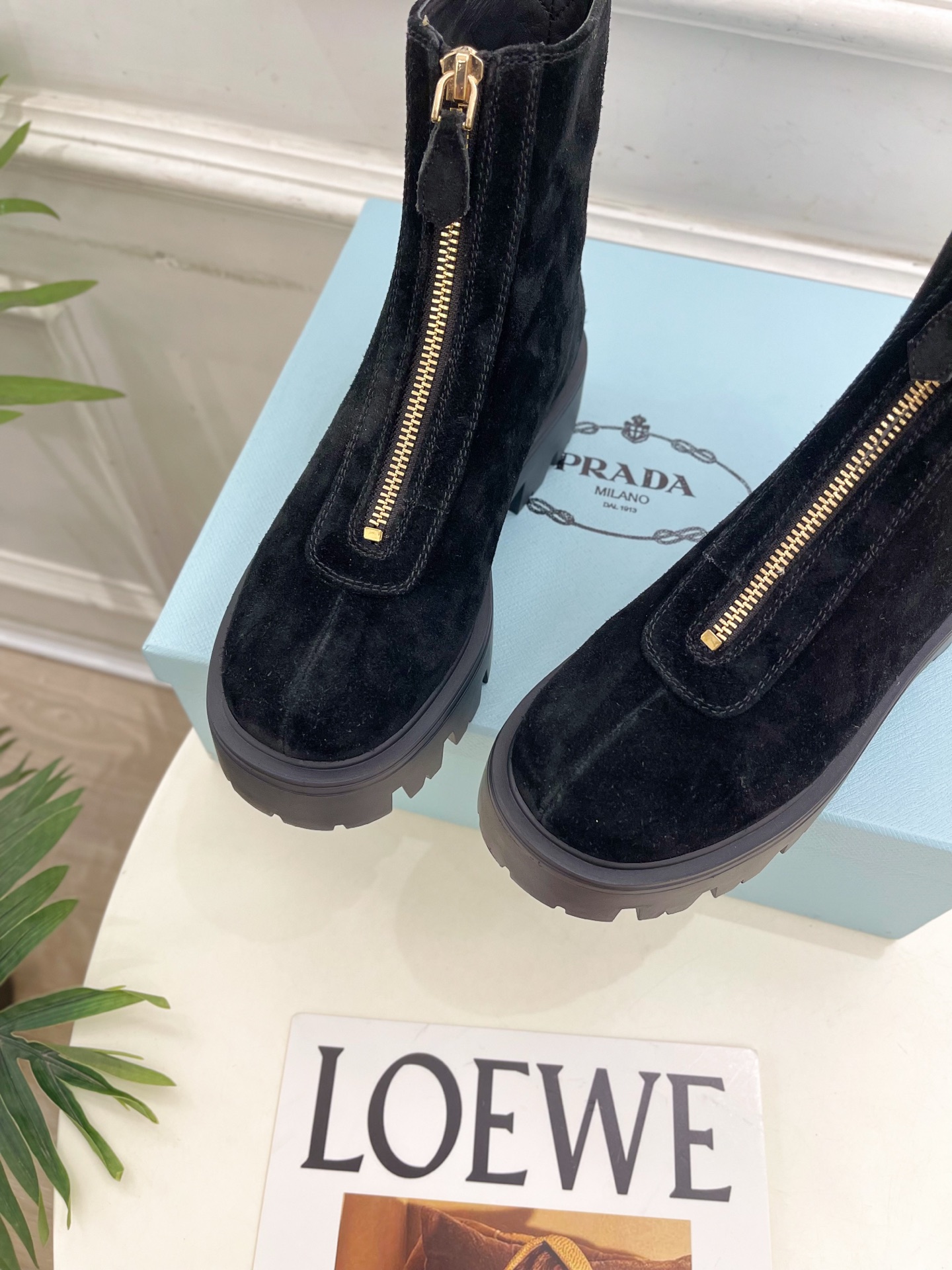 PRADA 普拉达 25𝐬𝐬 🌈2025秋冬新品 专柜走秀款 经典三角标前拉链厚底短靴系列〰◽鞋面：原版