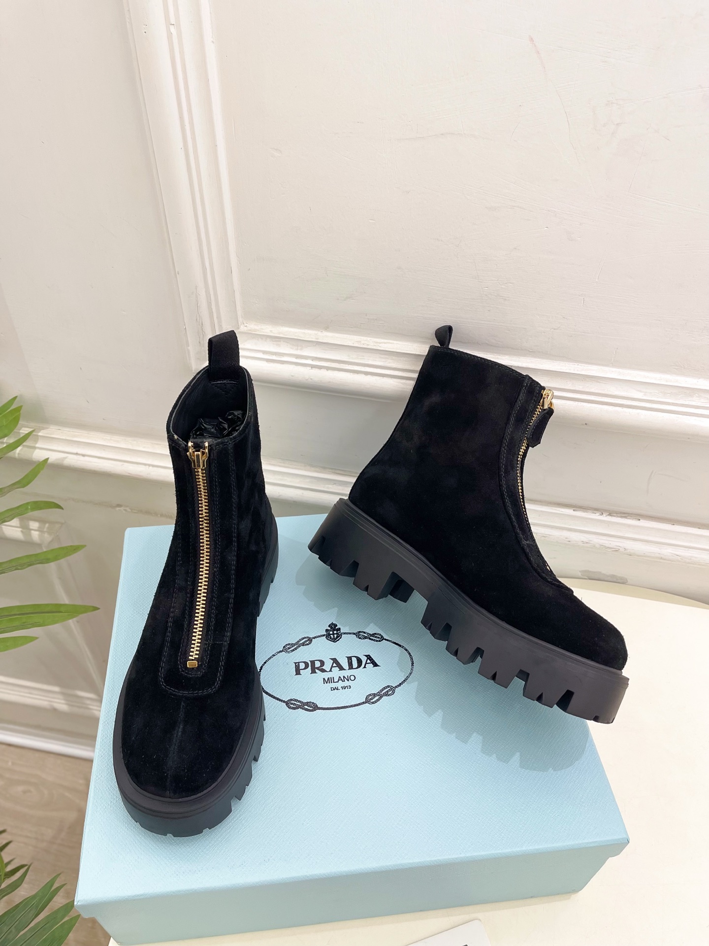PRADA 普拉达 25𝐬𝐬 🌈2025秋冬新品 专柜走秀款 经典三角标前拉链厚底短靴系列〰◽鞋面：原版