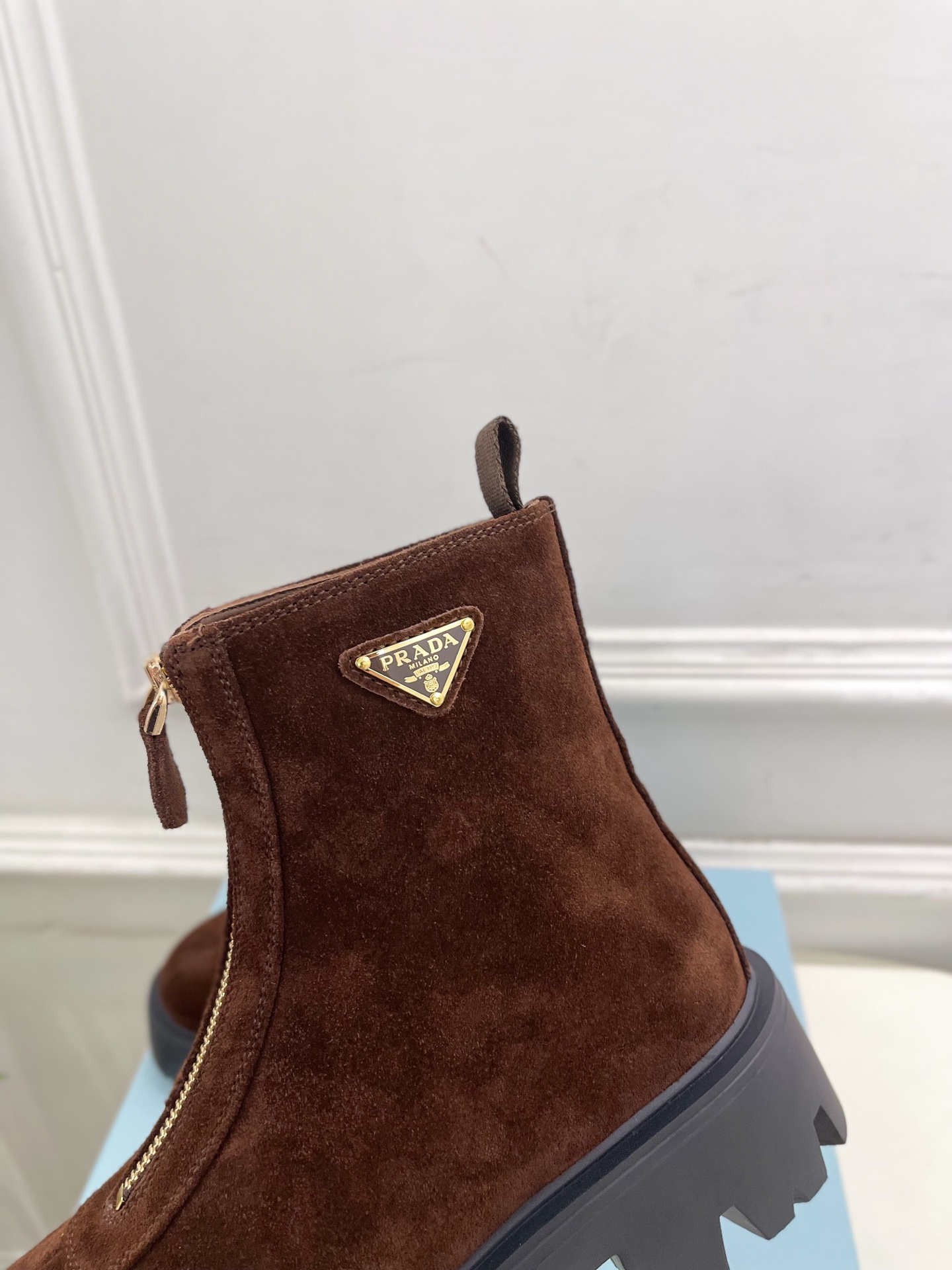 PRADA 普拉达 25𝐬𝐬 🌈2025秋冬新品 专柜走秀款 经典三角标前拉链厚底短靴系列〰◽鞋面：原版