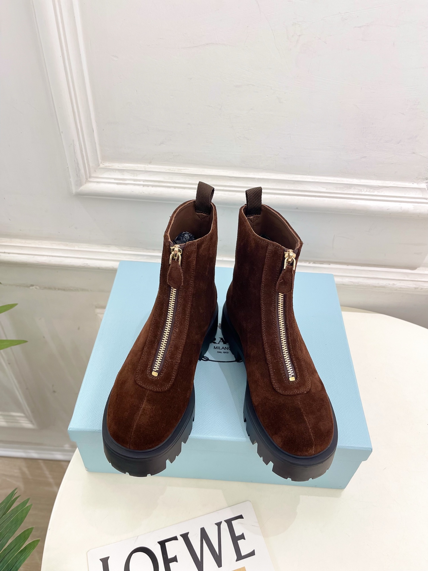PRADA 普拉达 25𝐬𝐬 🌈2025秋冬新品 专柜走秀款 经典三角标前拉链厚底短靴系列〰◽鞋面：原版