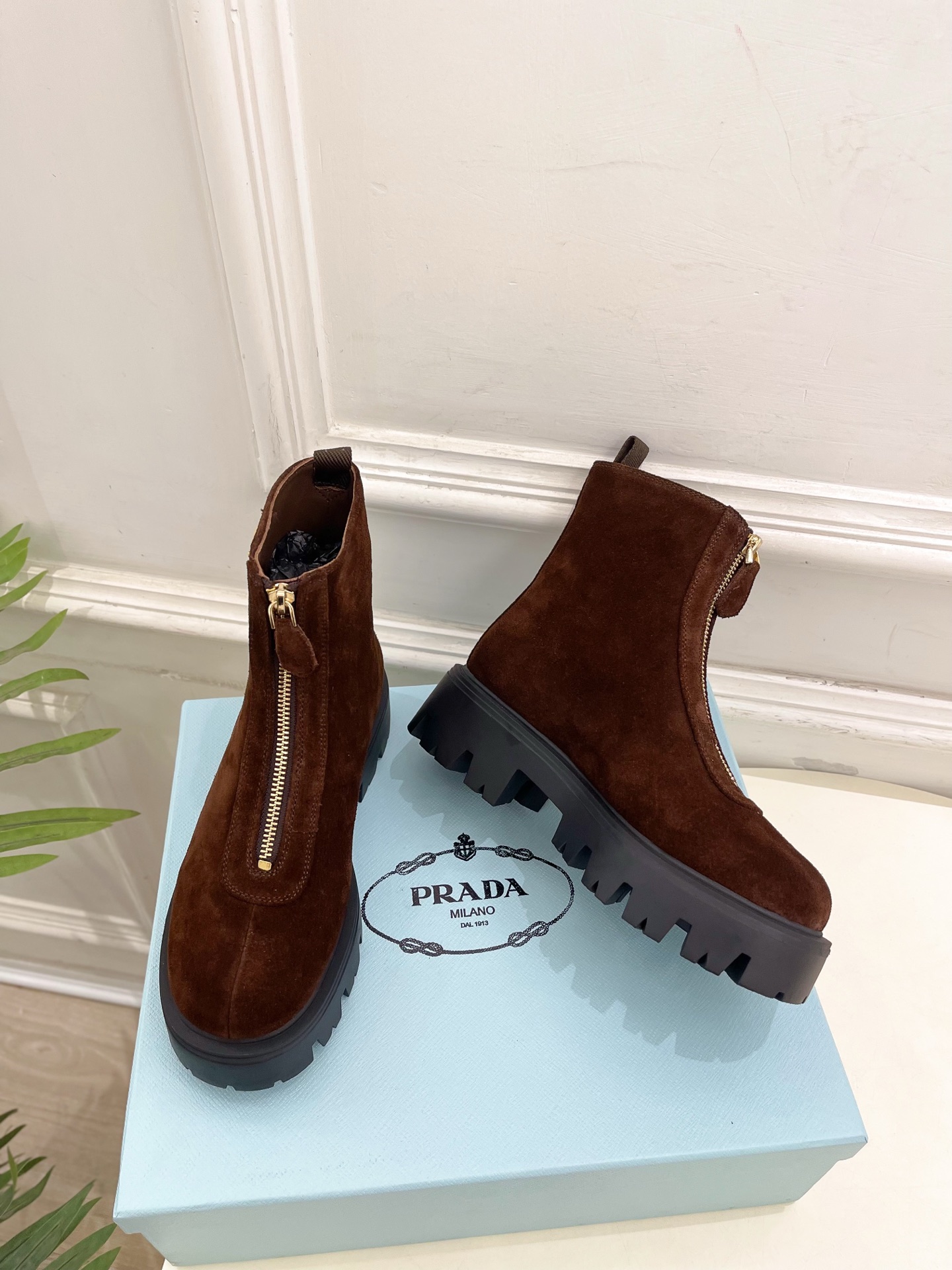 PRADA 普拉达 25𝐬𝐬 🌈2025秋冬新品 专柜走秀款 经典三角标前拉链厚底短靴系列〰◽鞋面：原版