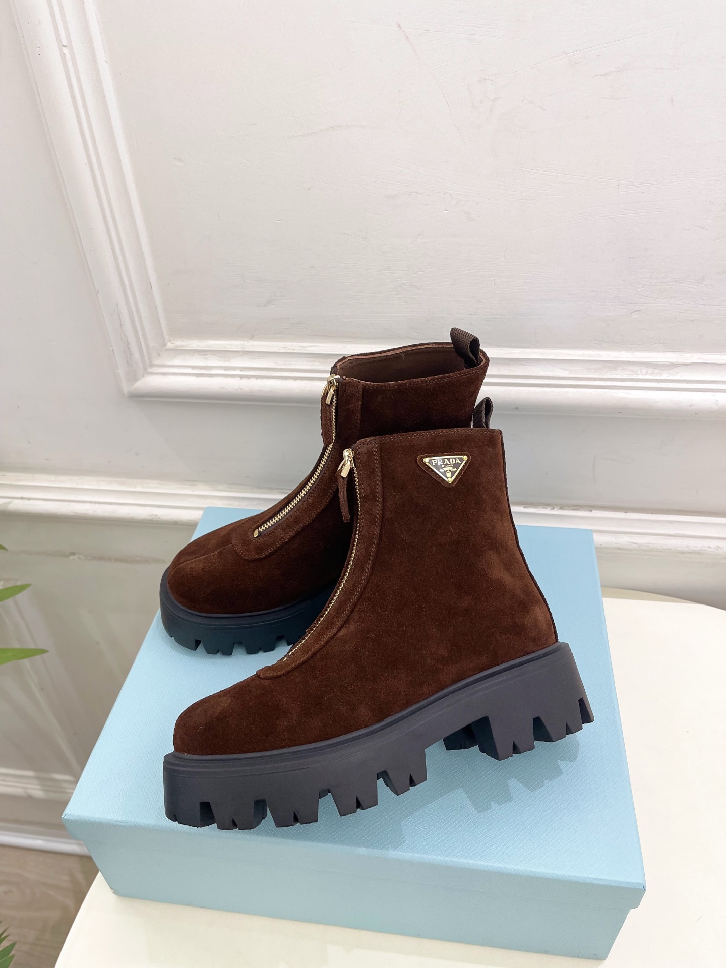PRADA 普拉达 25𝐬𝐬 🌈2025秋冬新品 专柜走秀款 经典三角标前拉链厚底短靴系列〰◽鞋面：原版