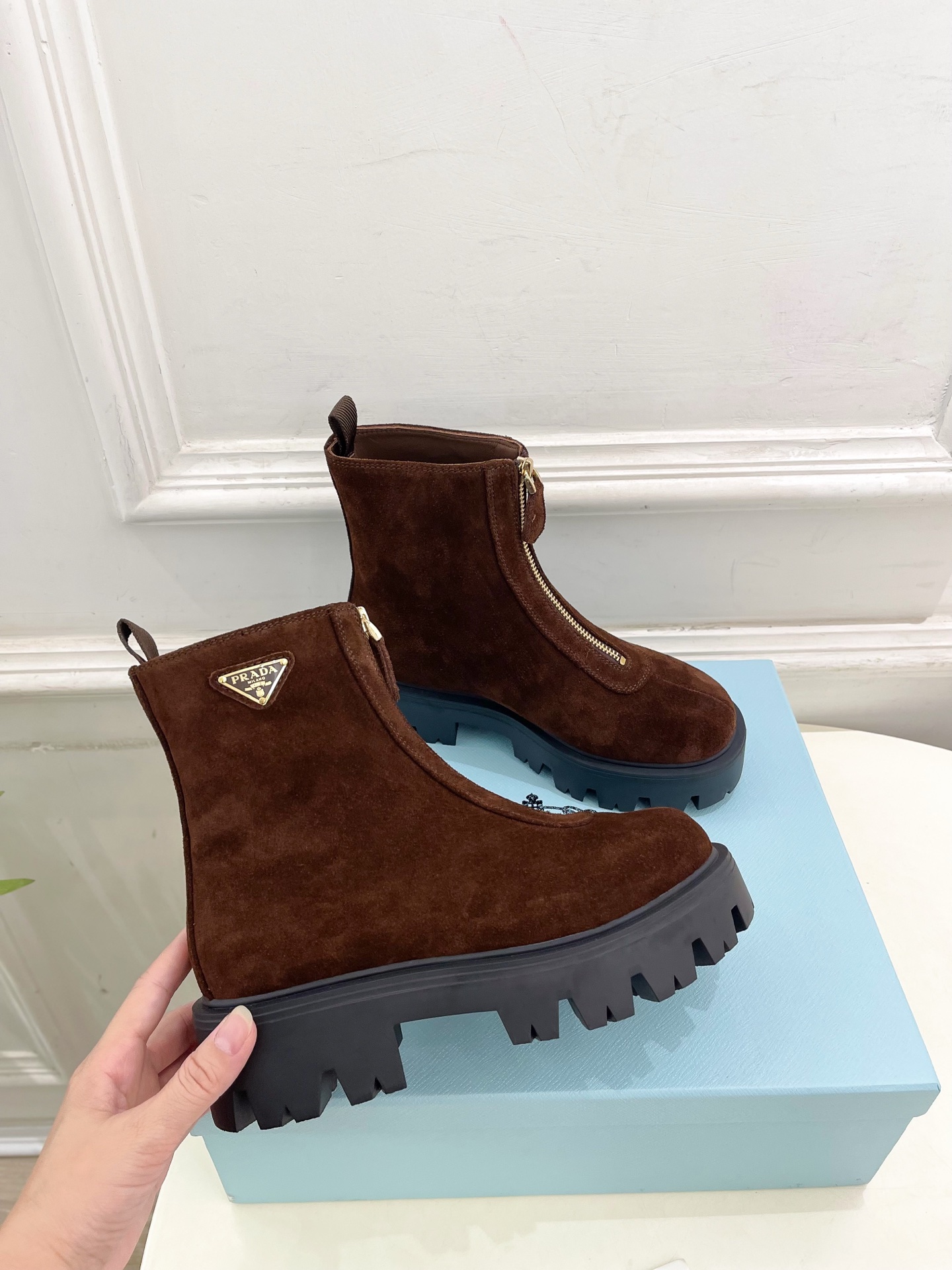 PRADA 普拉达 25𝐬𝐬 🌈2025秋冬新品 专柜走秀款 经典三角标前拉链厚底短靴系列〰◽鞋面：原版