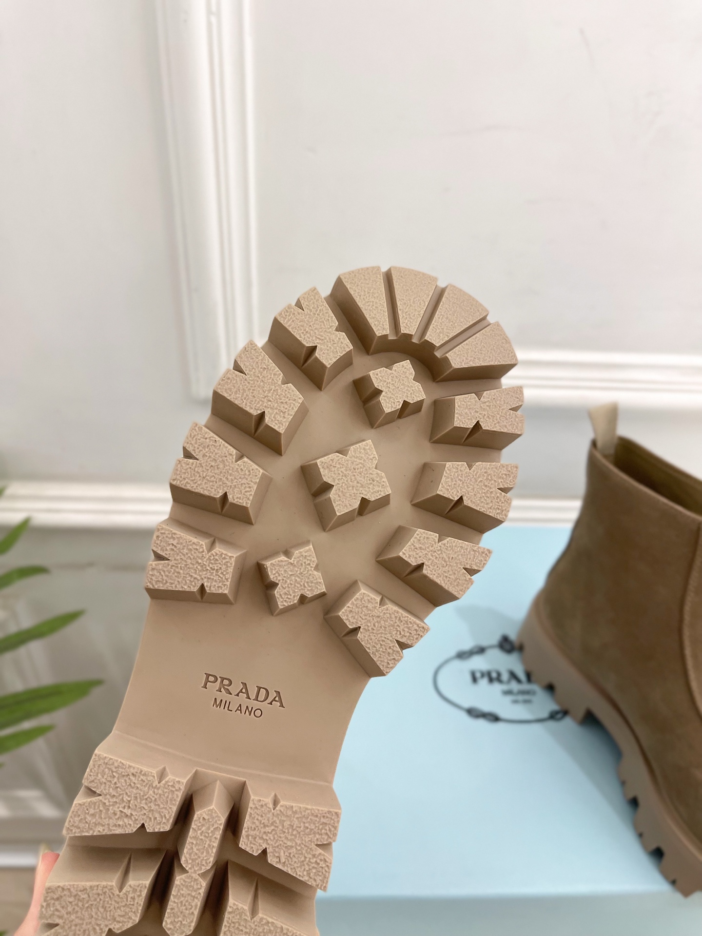 PRADA 普拉达 25𝐬𝐬 🌈2025秋冬新品 专柜走秀款 经典三角标前拉链厚底短靴系列〰◽鞋面：原版