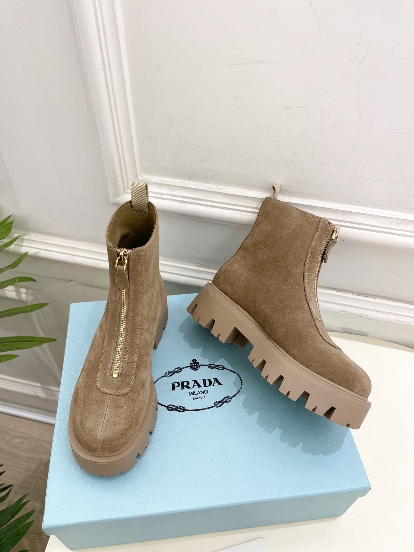 PRADA 普拉达 25𝐬𝐬 🌈2025秋冬新品 专柜走秀款 经典三角标前拉链厚底短靴系列〰◽鞋面：原版