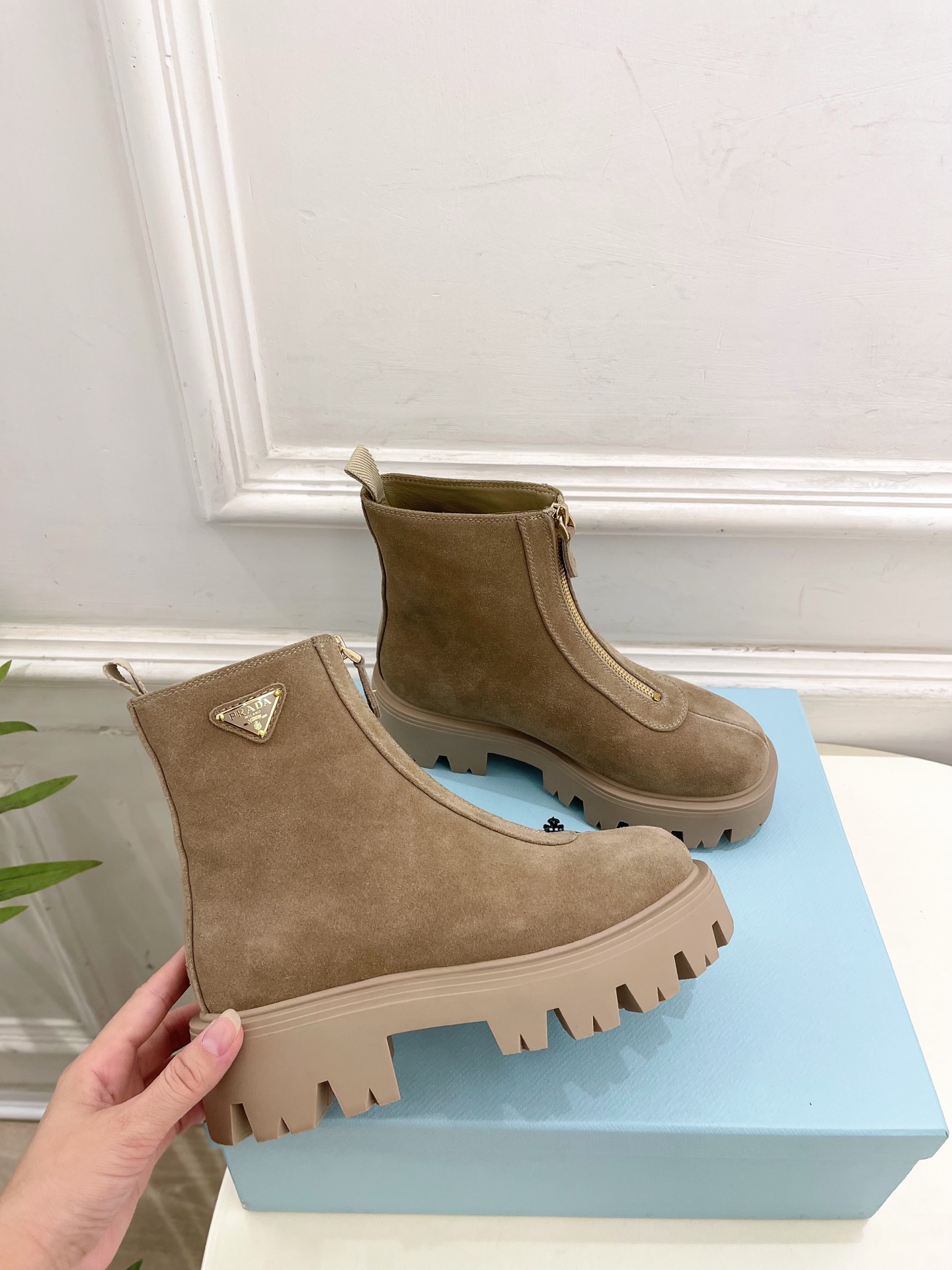 PRADA 普拉达 25𝐬𝐬 🌈2025秋冬新品 专柜走秀款 经典三角标前拉链厚底短靴系列〰◽鞋面：原版