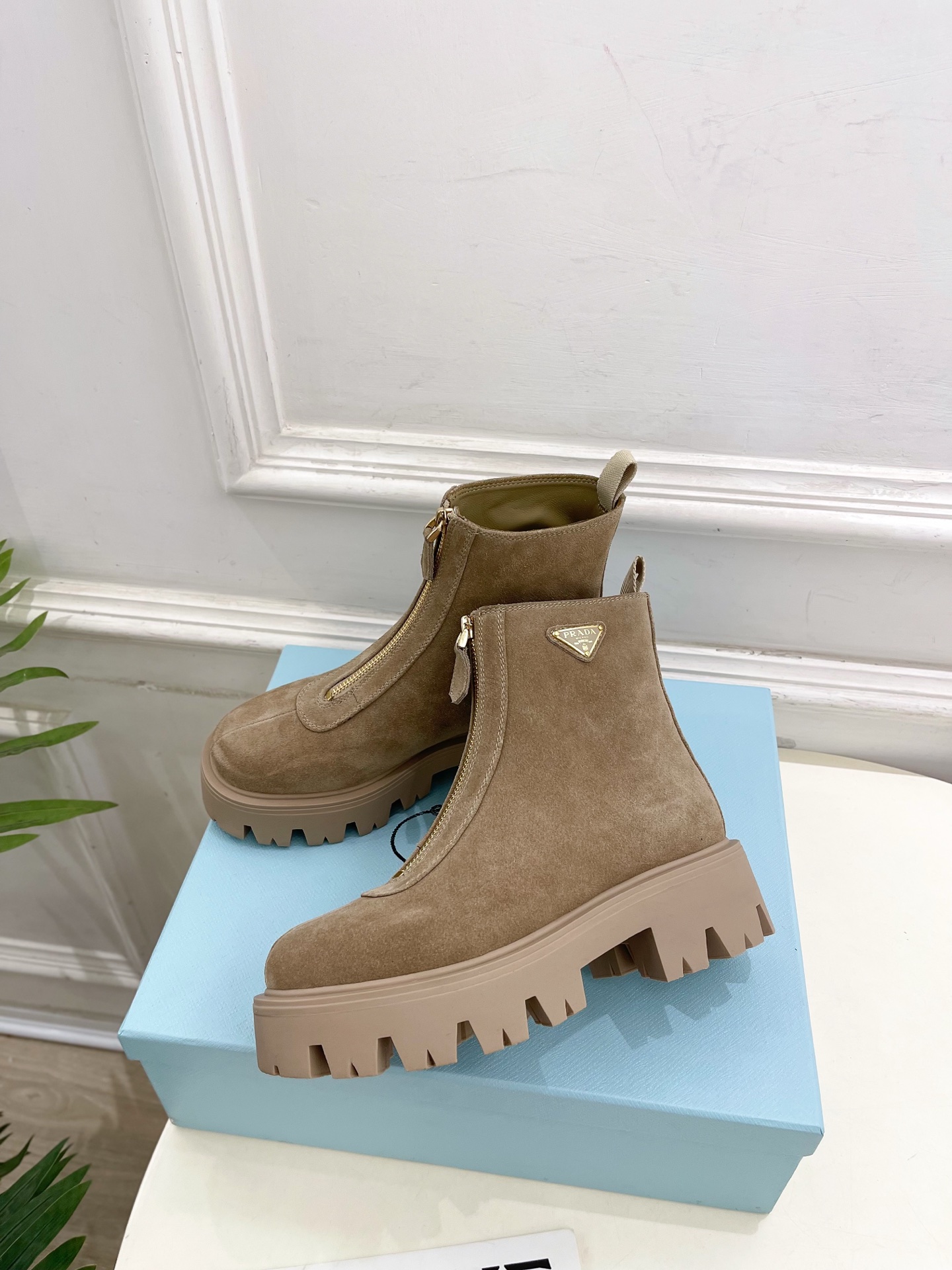 PRADA 普拉达 25𝐬𝐬 🌈2025秋冬新品 专柜走秀款 经典三角标前拉链厚底短靴系列〰◽鞋面：原版