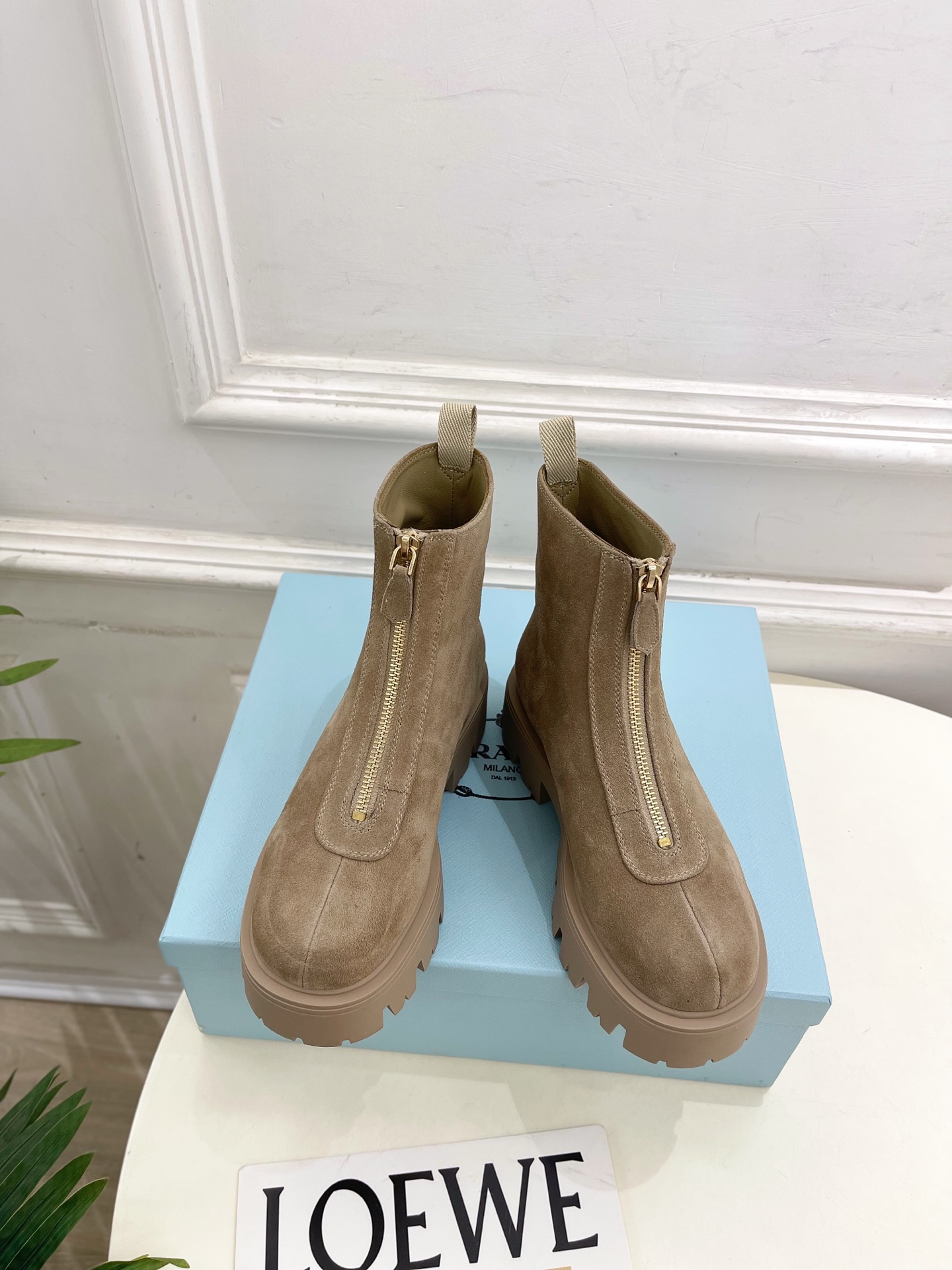 PRADA 普拉达 25𝐬𝐬 🌈2025秋冬新品 专柜走秀款 经典三角标前拉链厚底短靴系列〰◽鞋面：原版