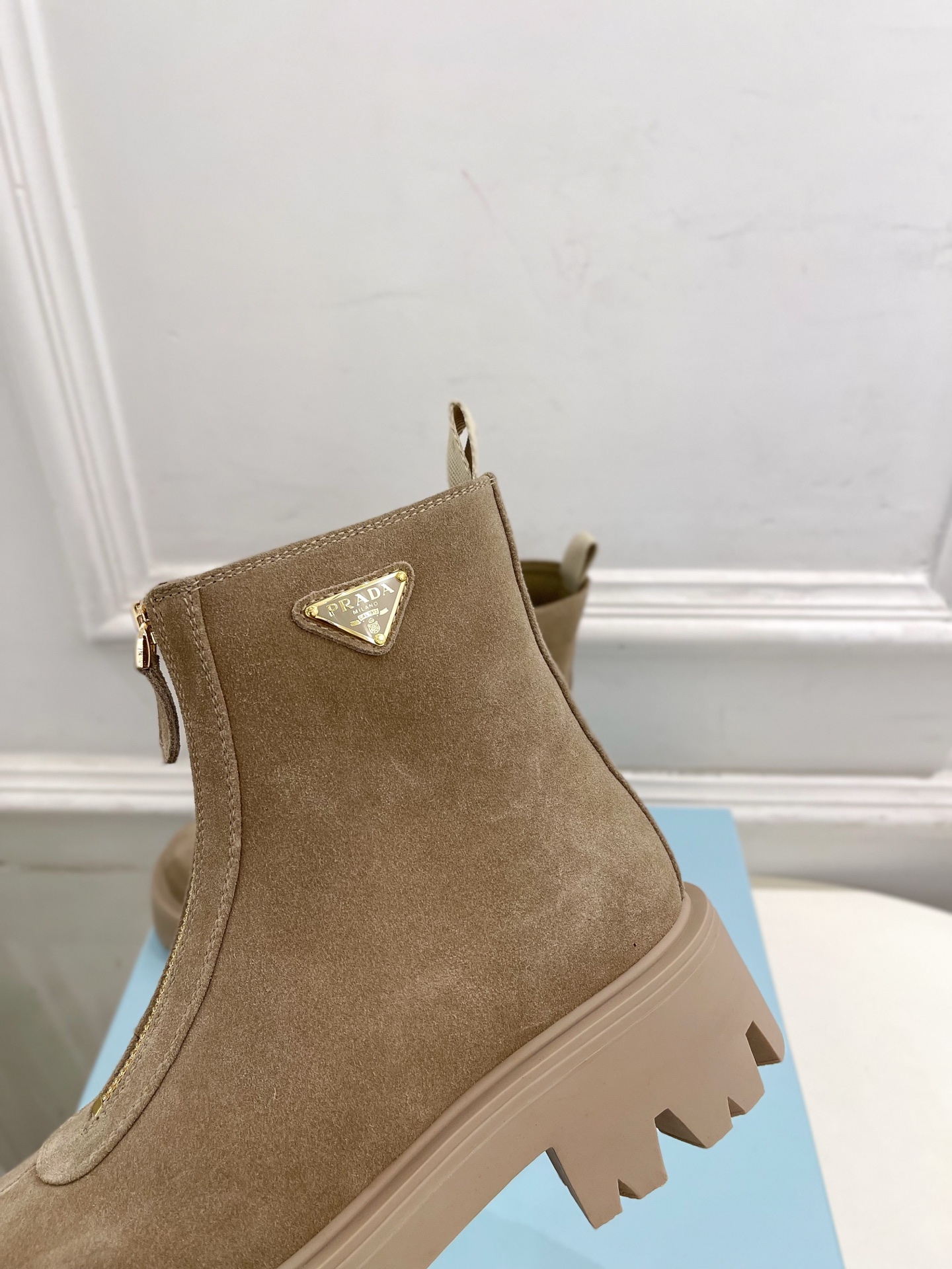 PRADA 普拉达 25𝐬𝐬 🌈2025秋冬新品 专柜走秀款 经典三角标前拉链厚底短靴系列〰◽鞋面：原版