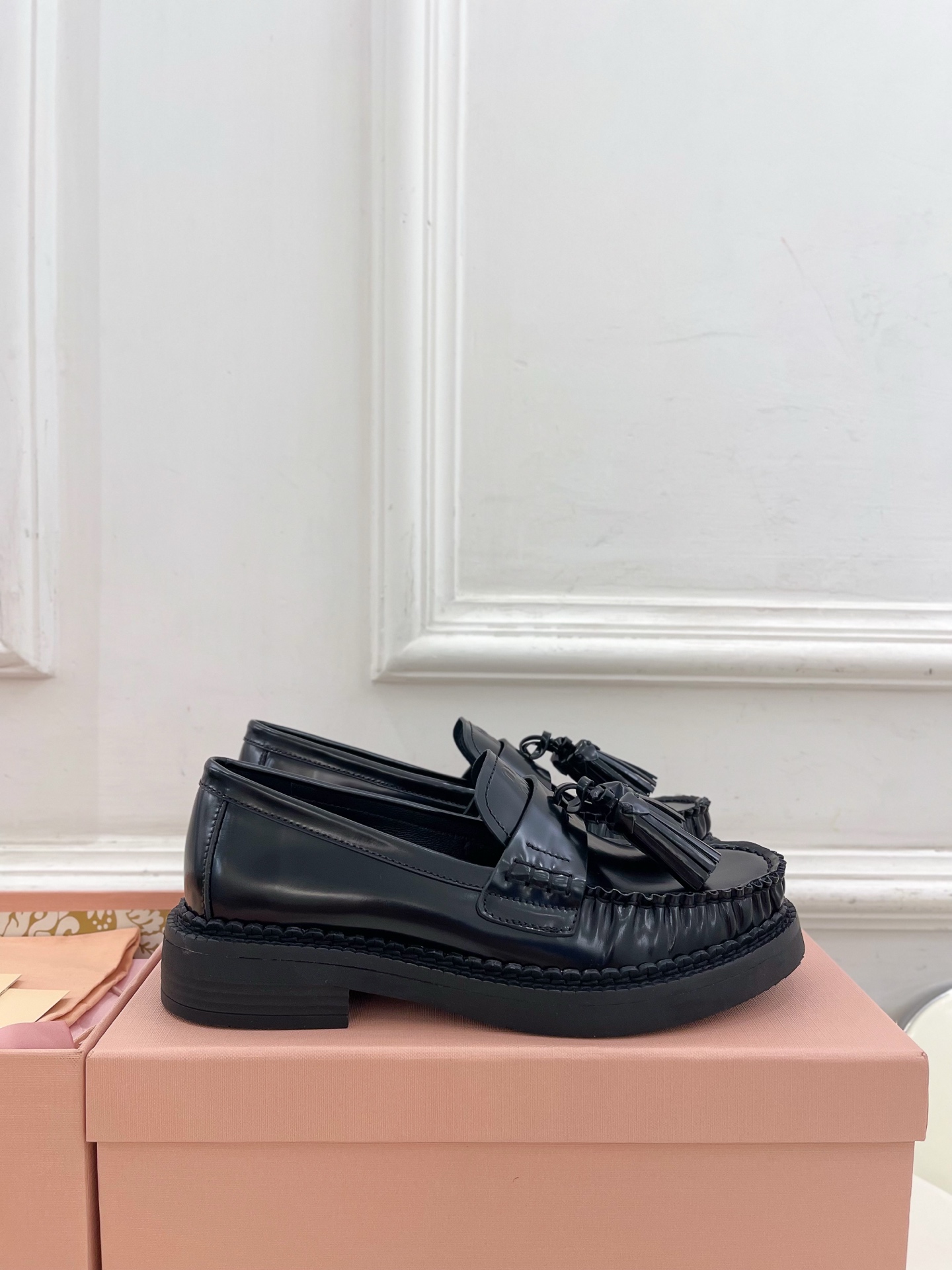 Miu Miu | 缪缪 25𝐬𝐬🖤2025春夏新品 专柜主打最新走秀款 复古风流苏乐福鞋 火爆上新！🍒